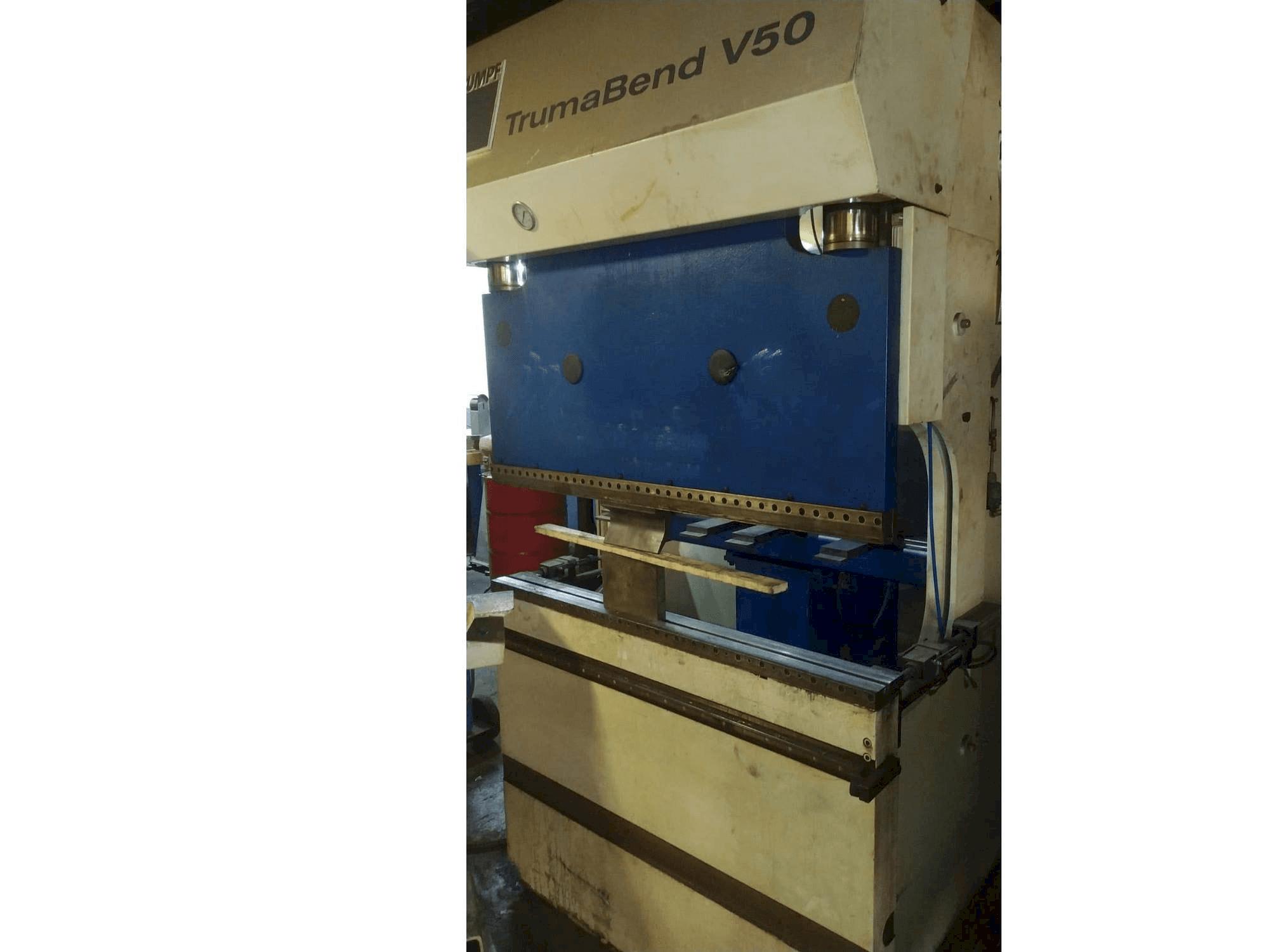 Vista frontale della macchina Trumpf TrumaBend V50