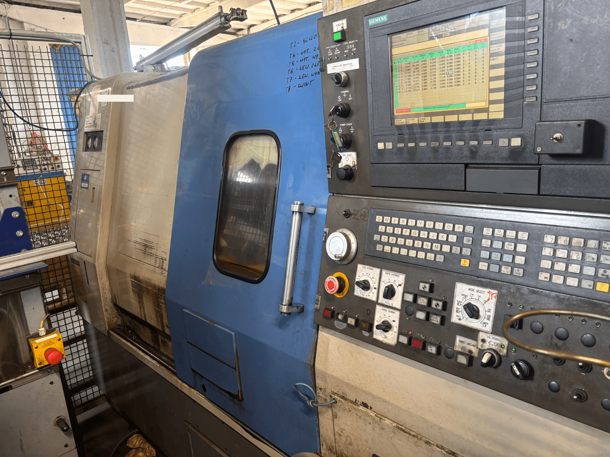Tornio orizzontale Hyundai HIT-200C, vista frontale, dotato di pannello di controllo Siemens e pulsanti di comando.