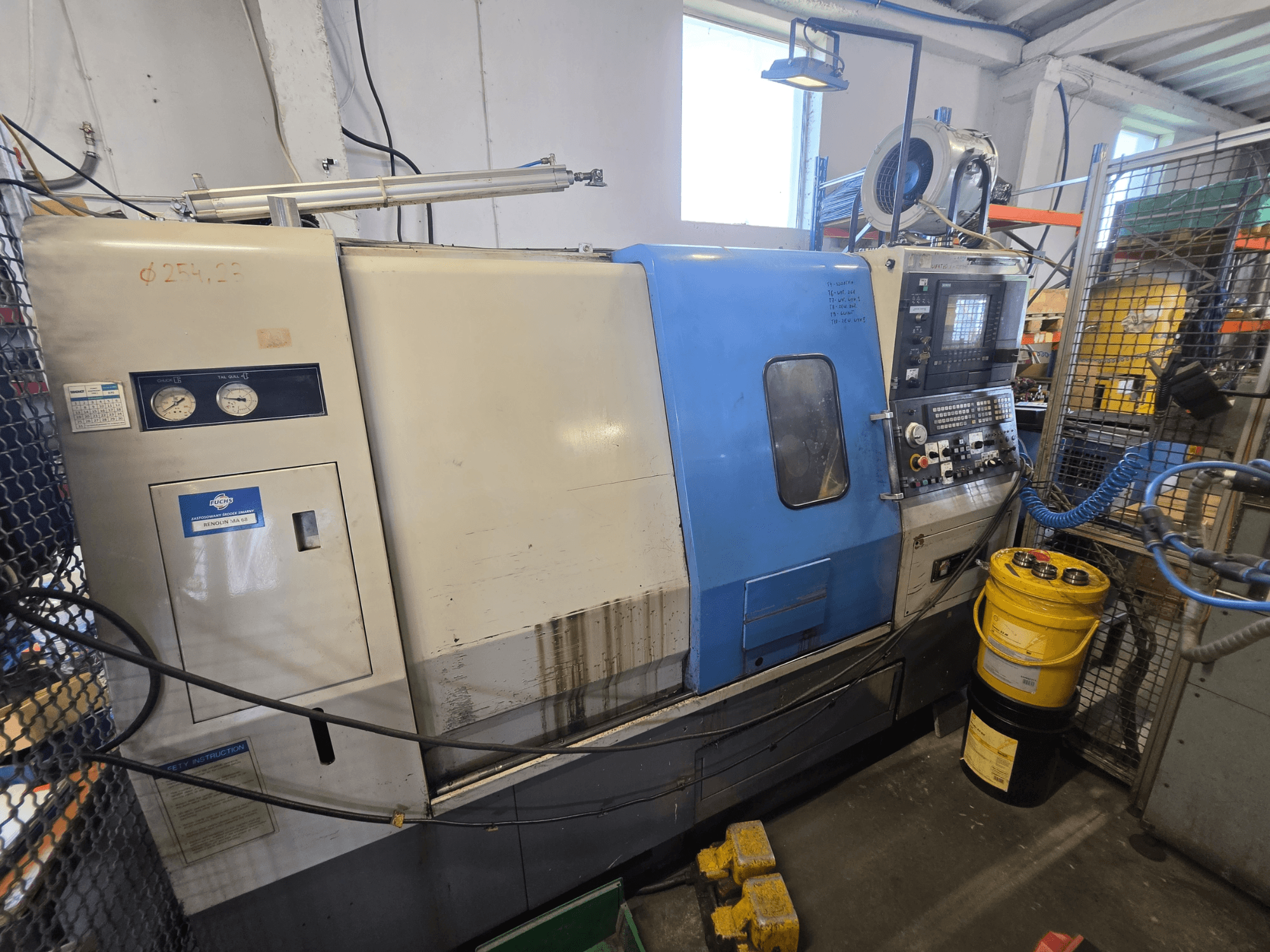 Tornio orizzontale Hyundai HIT-200C, vista frontale, con pannello di controllo, indicatori e istruzioni di sicurezza ben visibili.