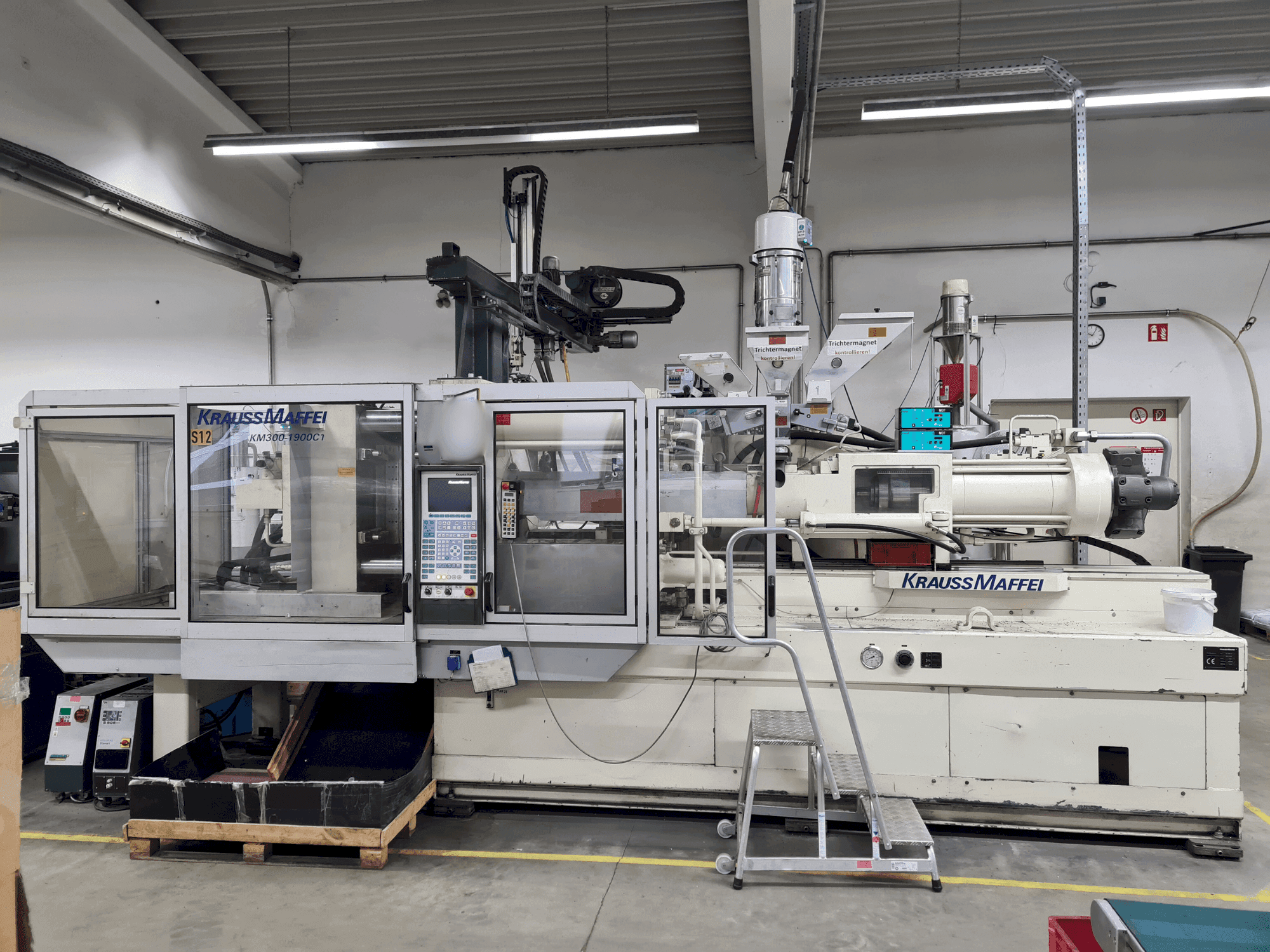 Vista frontale della macchina Krauss Maffei 300-1900 C1