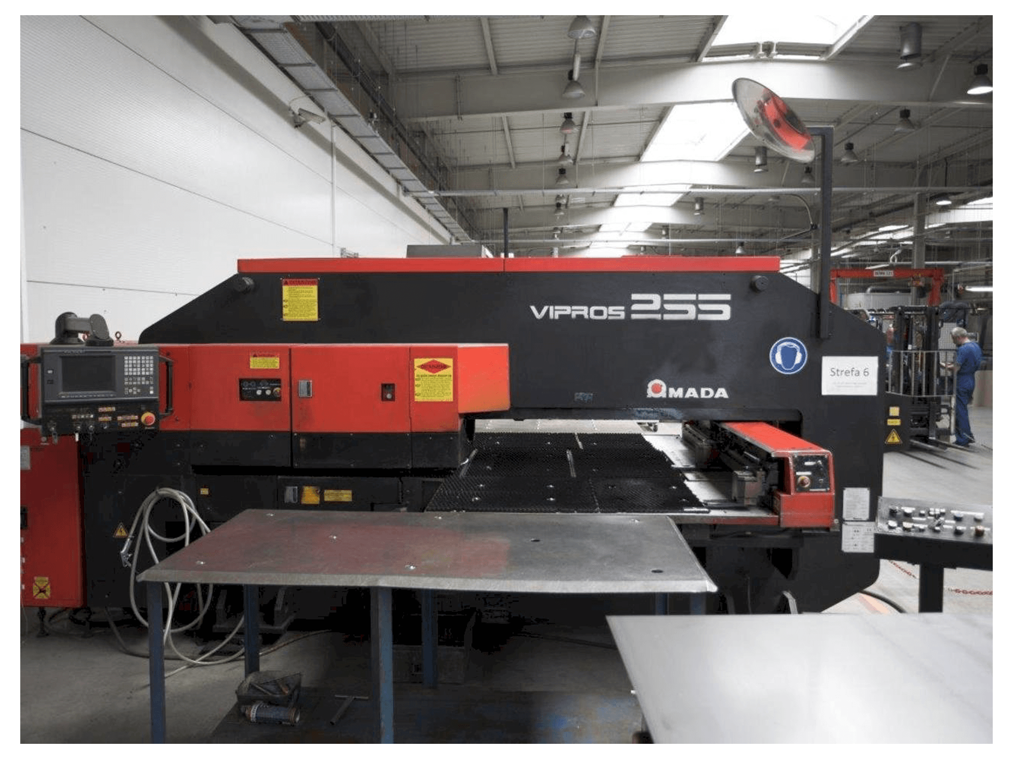 Vista frontale della macchina AMADA Vipros 255