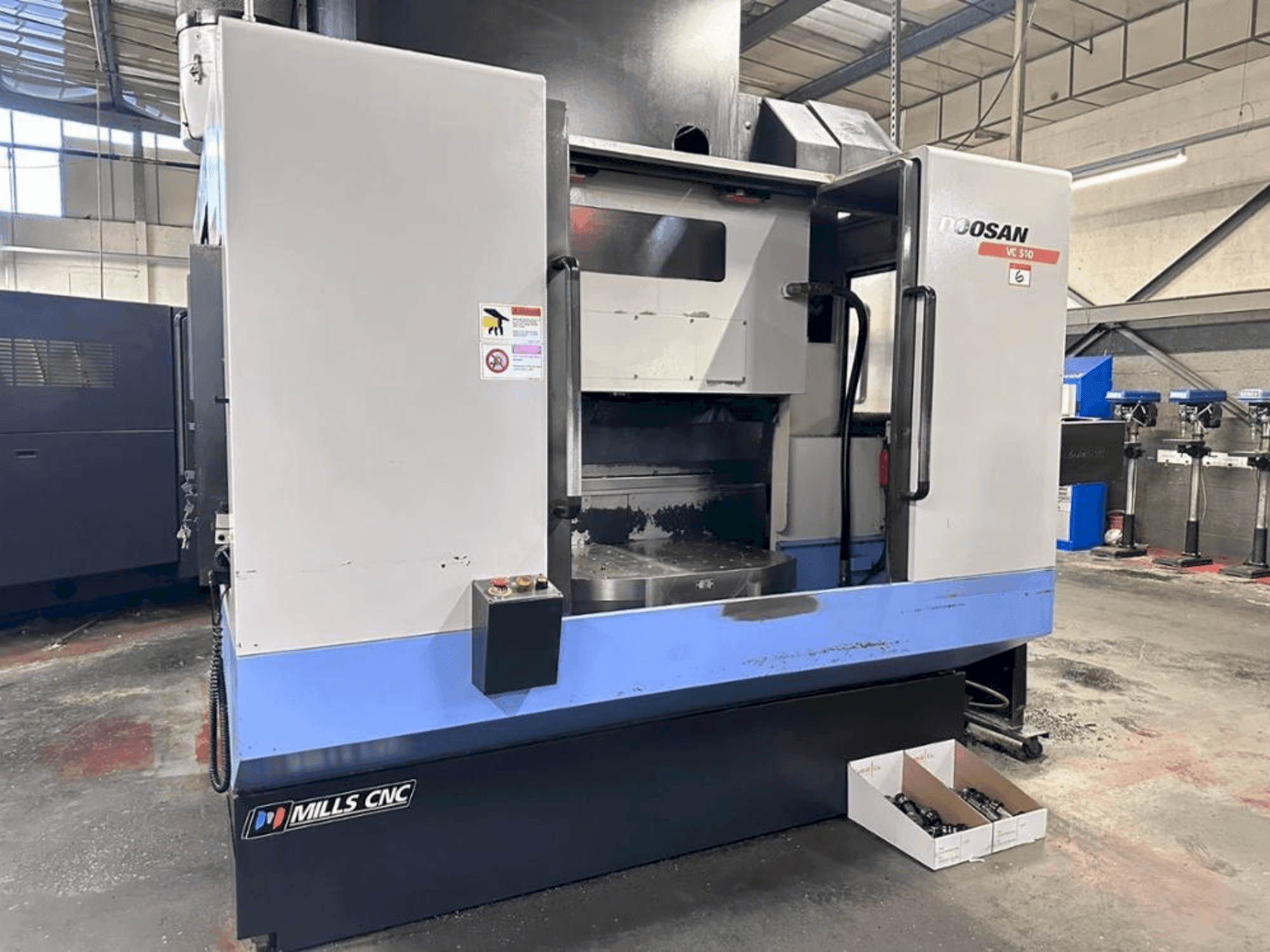 Vista frontale della macchina DOOSAN VC 510