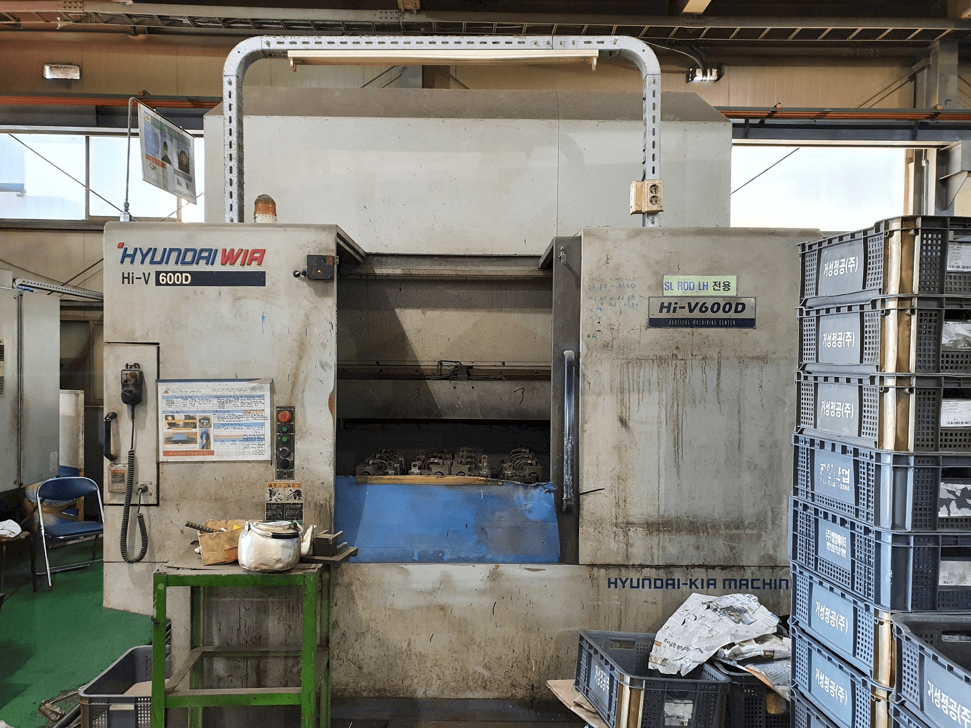 Vista frontale della macchina Hyundai Wia Hi-V600D