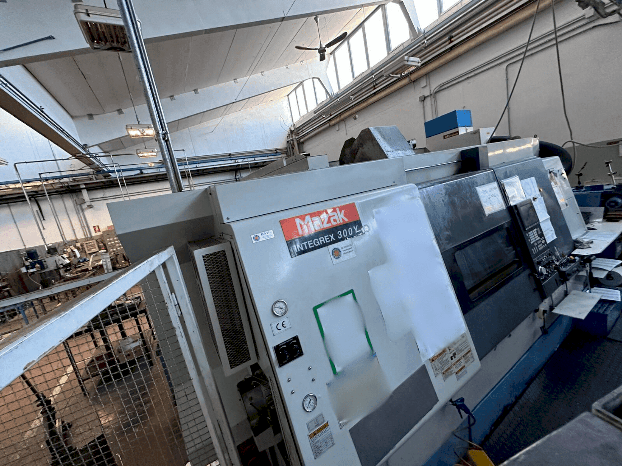 Vista frontale della macchina Mazak INTEGREX 300Y