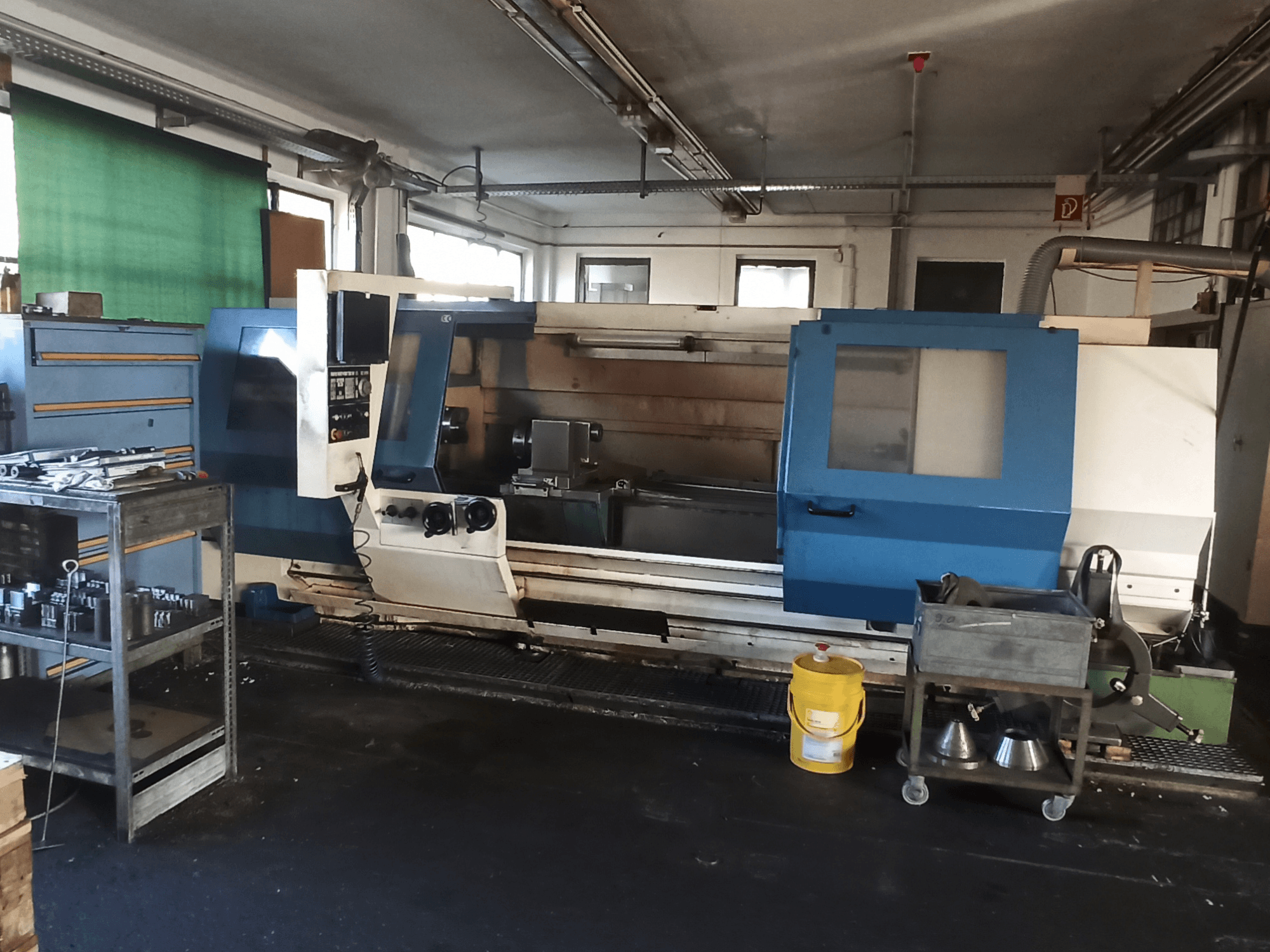 Tornio orizzontale BOEHRINGER DUC 560/2000 in un'officina, con vista laterale del pannello di comando e dell'area di lavoro.