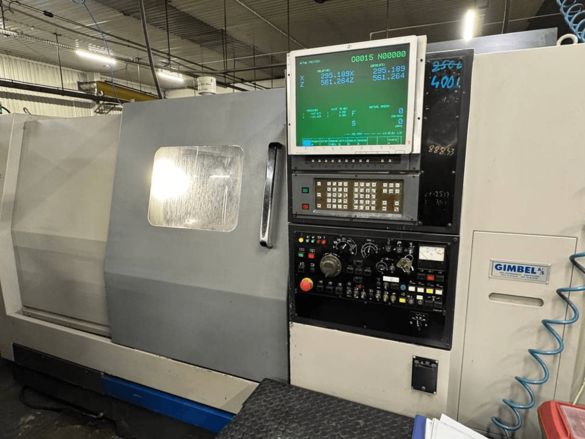 Vista frontale del tornio orizzontale Takisawa TS-35, con pannello di controllo con display digitale e comandi operativi.