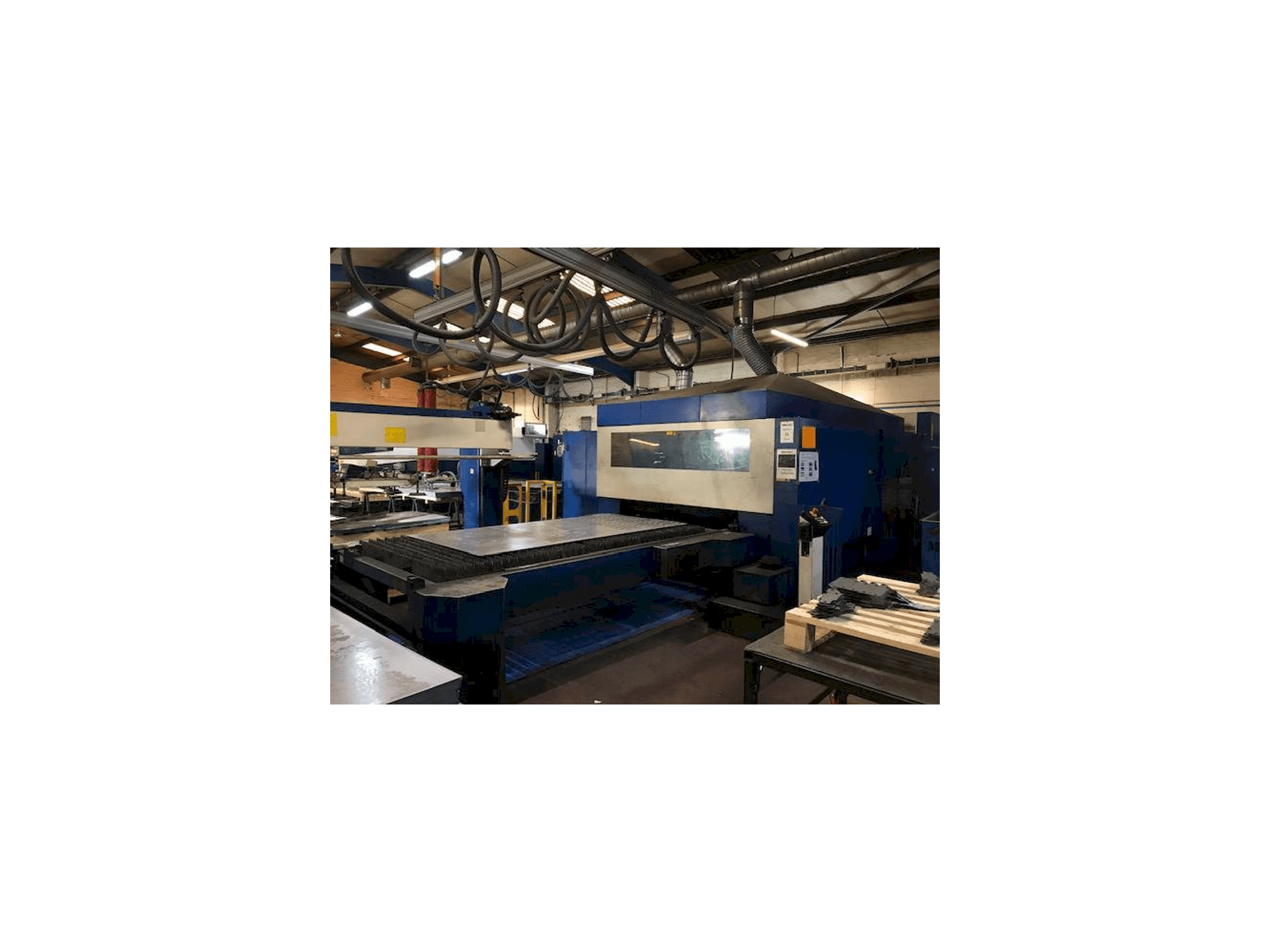Vista frontale della macchina Trumpf Traumatic L 3050