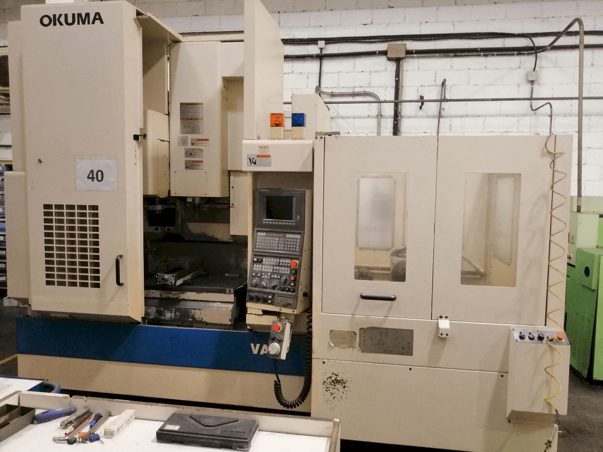 Vista frontale della macchina Okuma 45VAE