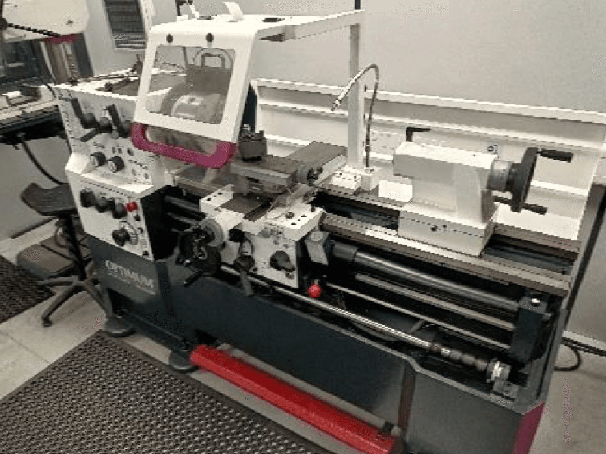 Macchina utensile Optimum TH 4610 vista frontale, con comandi, mandrino e area di lavoro ben visibili nei minimi dettagli.