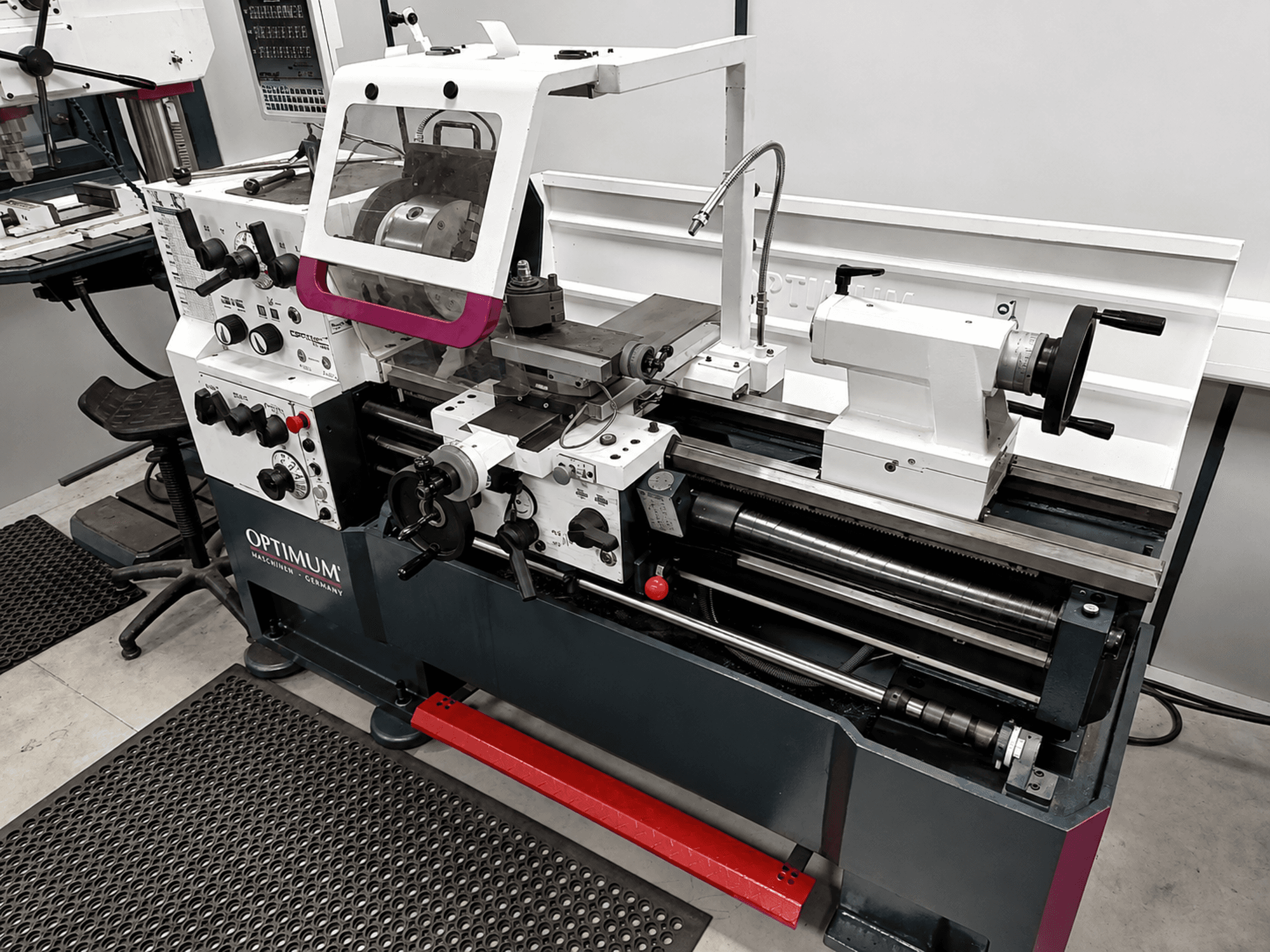 Tornio orizzontale Optimum TH 4610, vista laterale: presenta i comandi, il mandrino e l'area di lavoro, il tutto caratterizzato da una struttura robusta.
