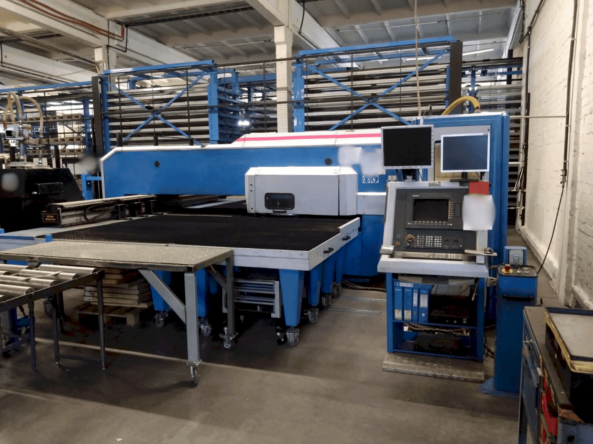 Vista frontale della macchina Finn-Power F6-25 5B