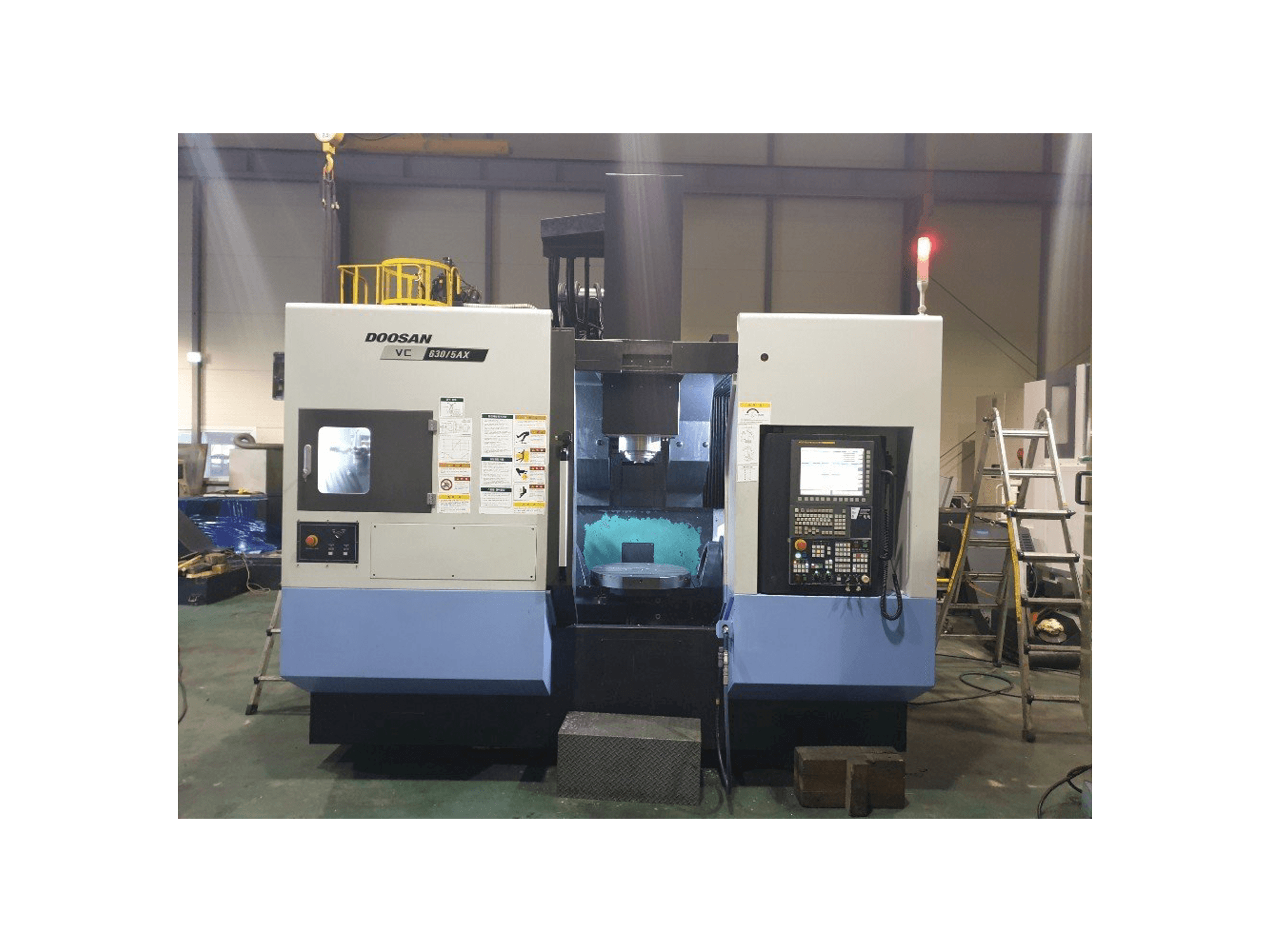 Vista frontale della macchina Doosan VC630/5AX