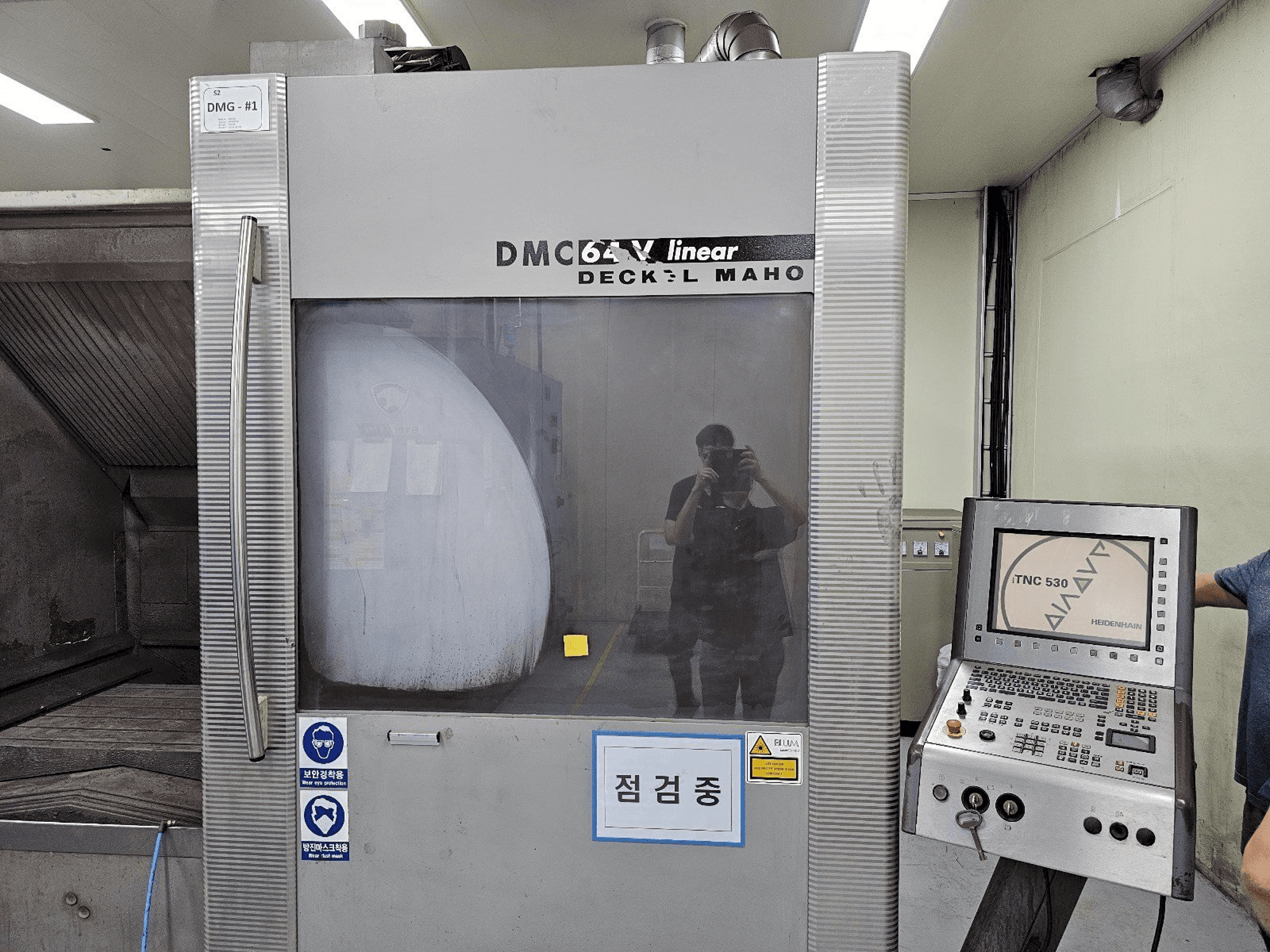 Vista frontale della macchina DECKEL MAHO DMC 64V linear