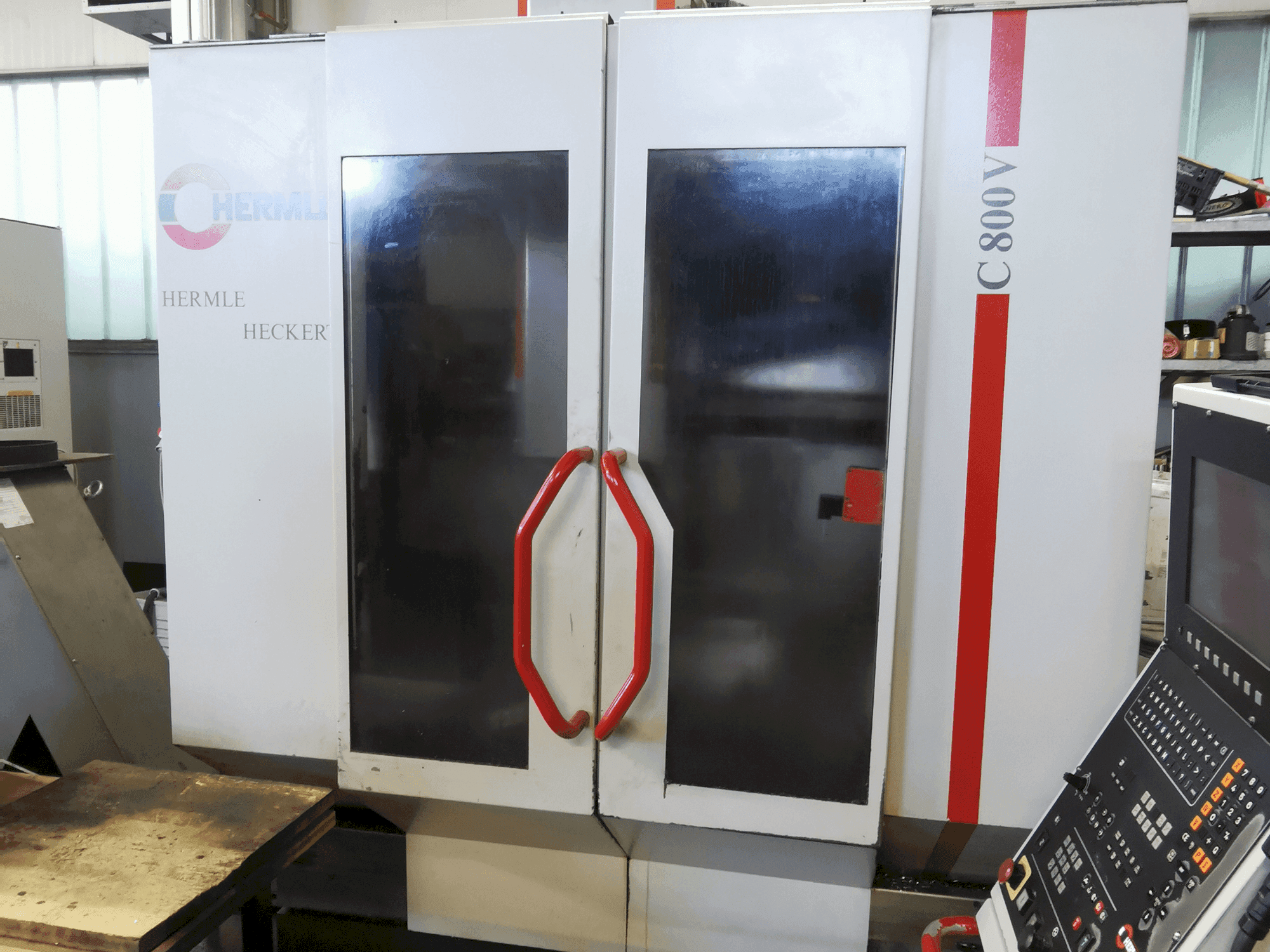 Vista frontale della macchina HERMLE C 800 V