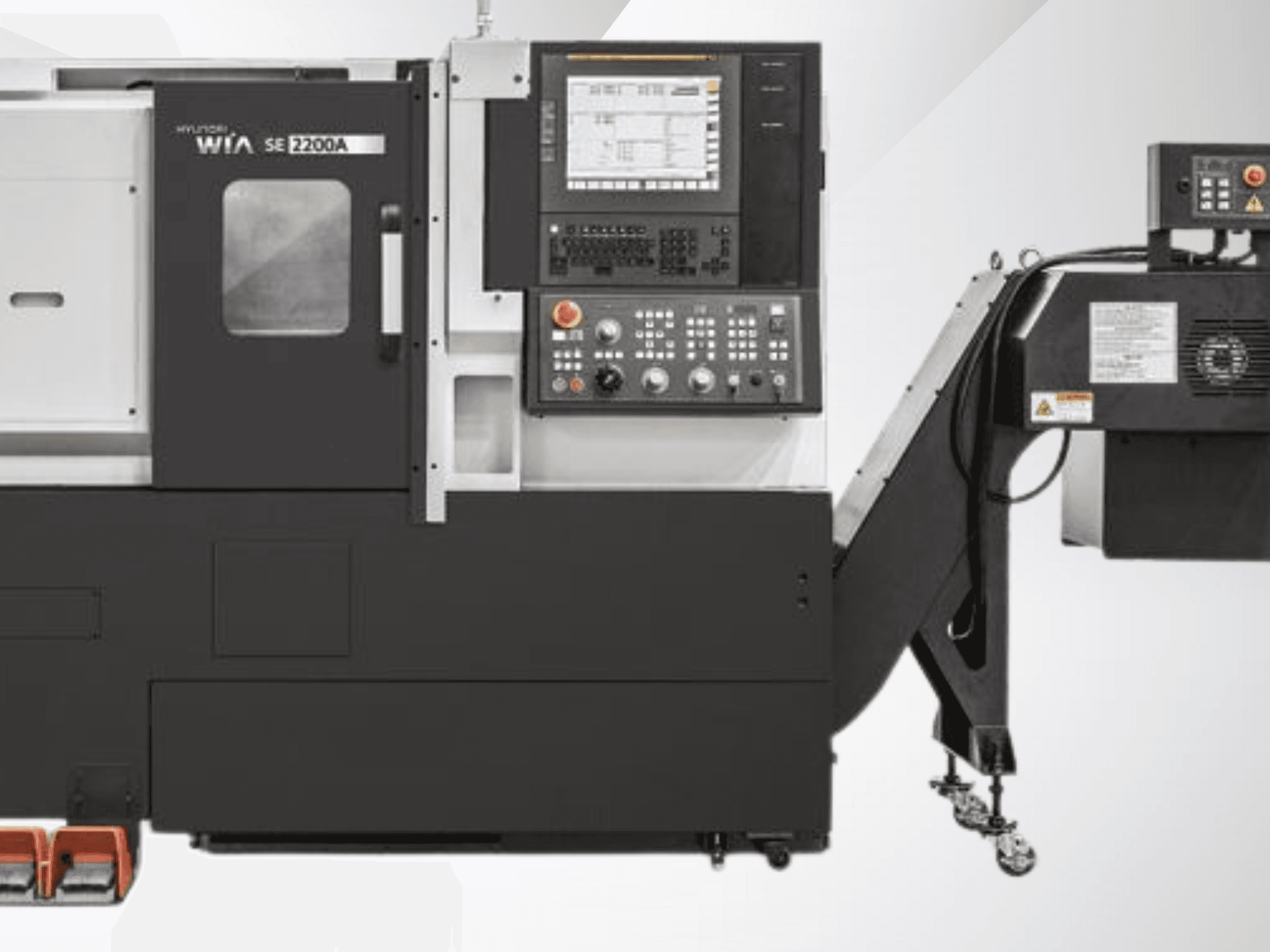 Tornio CNC Hyundai WIA SE 2200A, vista frontale, con pannello di controllo e motore del mandrino, progettato per lavorazioni di precisione.