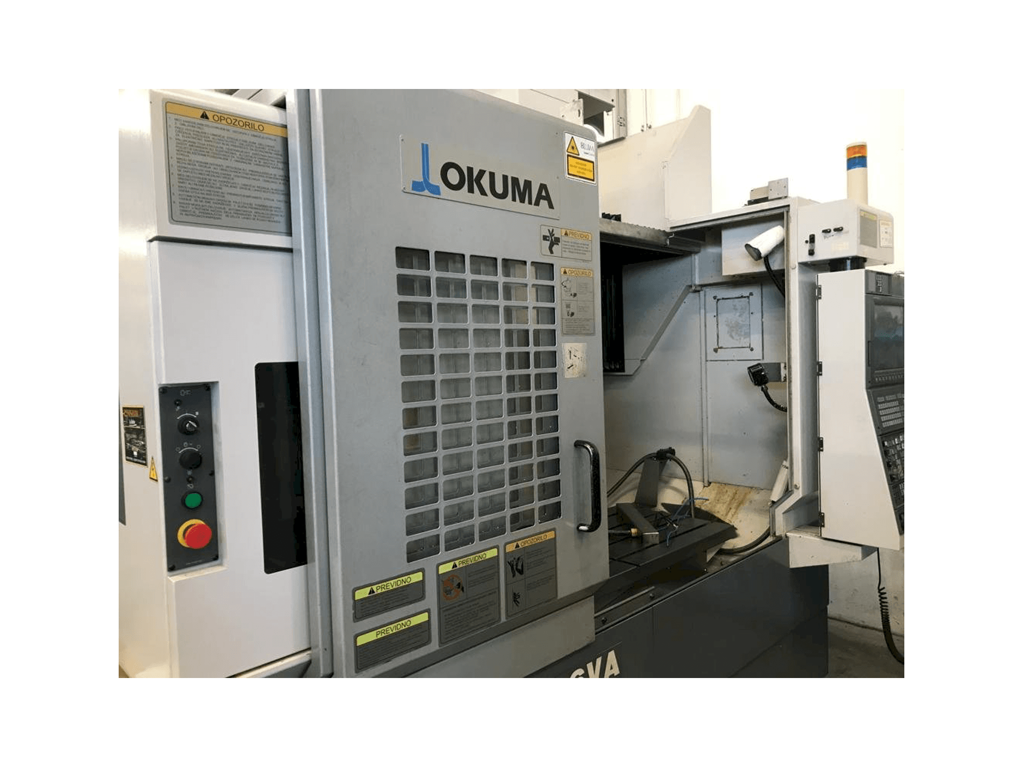 Vista frontale della macchina Okuma MB 56 VA