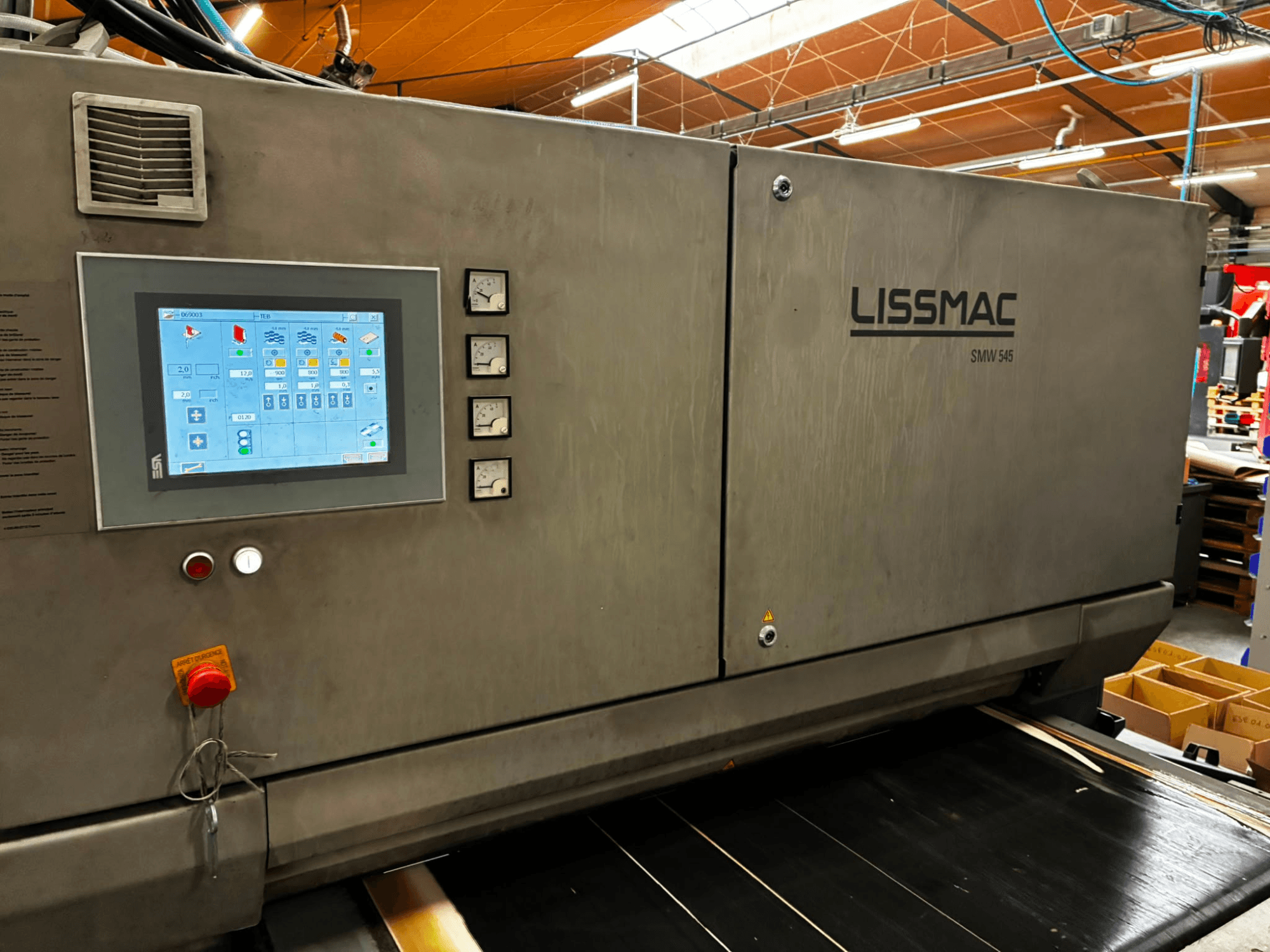 Sbavatrice LISSMAC SMW 545 RTTB vista di lato, dotata di un pannello di controllo con touchscreen e indicatori.