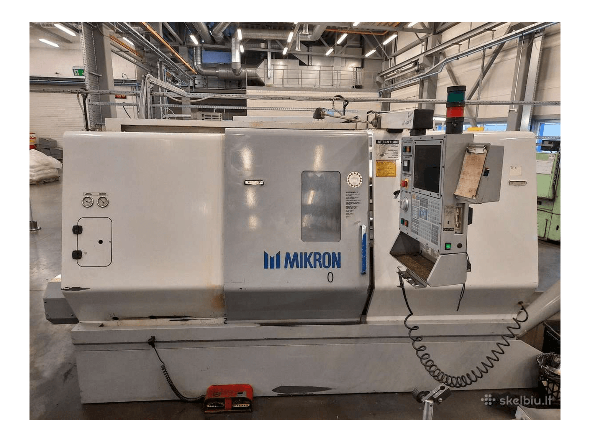 Vista frontale della macchina MIKRON-HAAS LCE860T