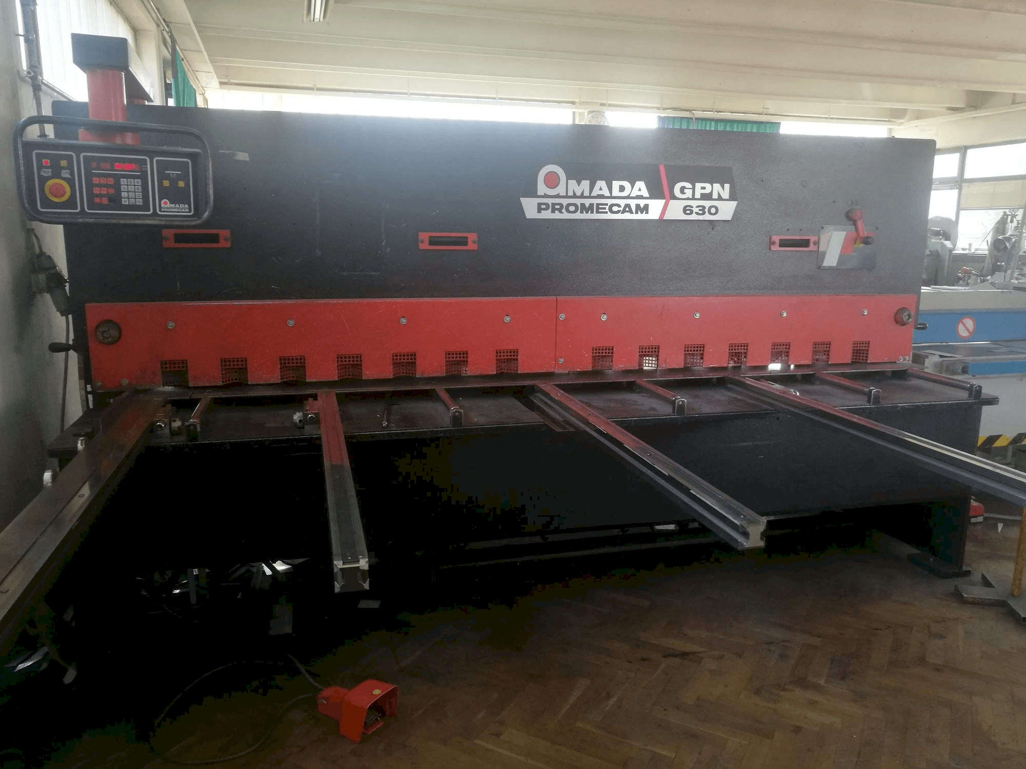Vista frontale della macchina AMADA Promecam GPN 630