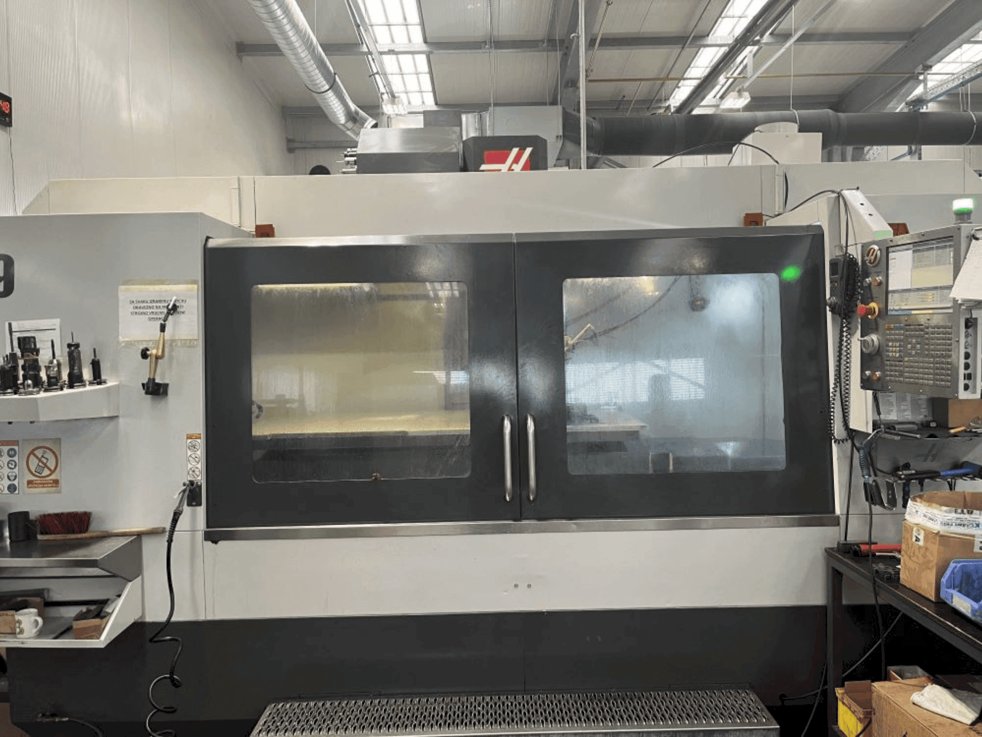 Vista frontale della macchina HAAS Vf- 9/40