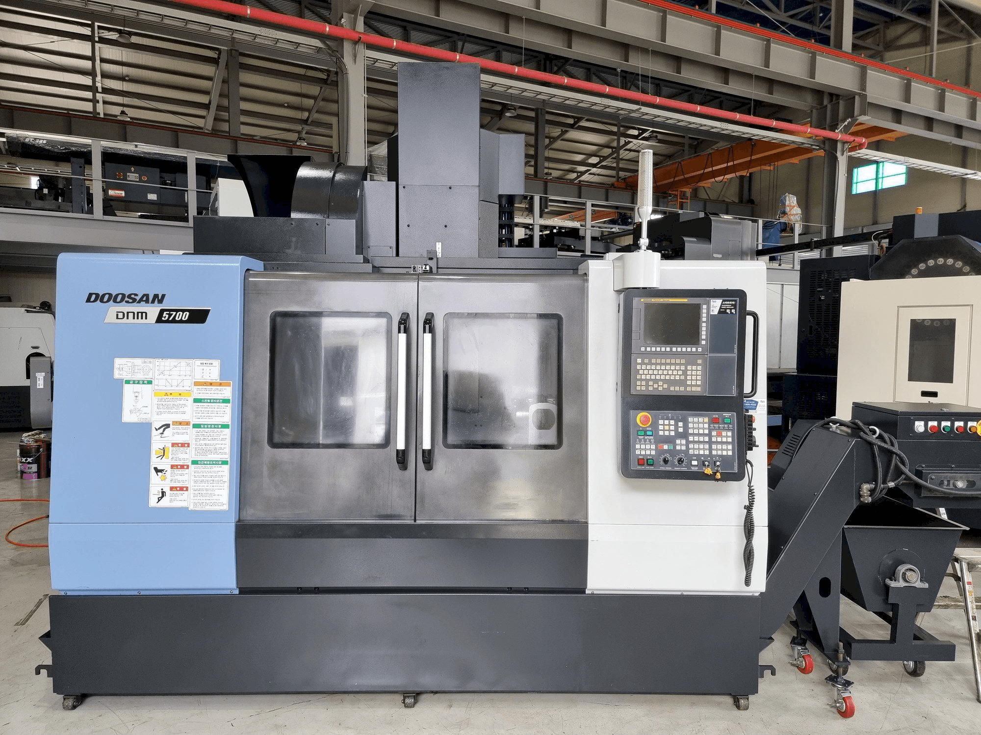 Vista frontale della macchina Doosan DNM 5700