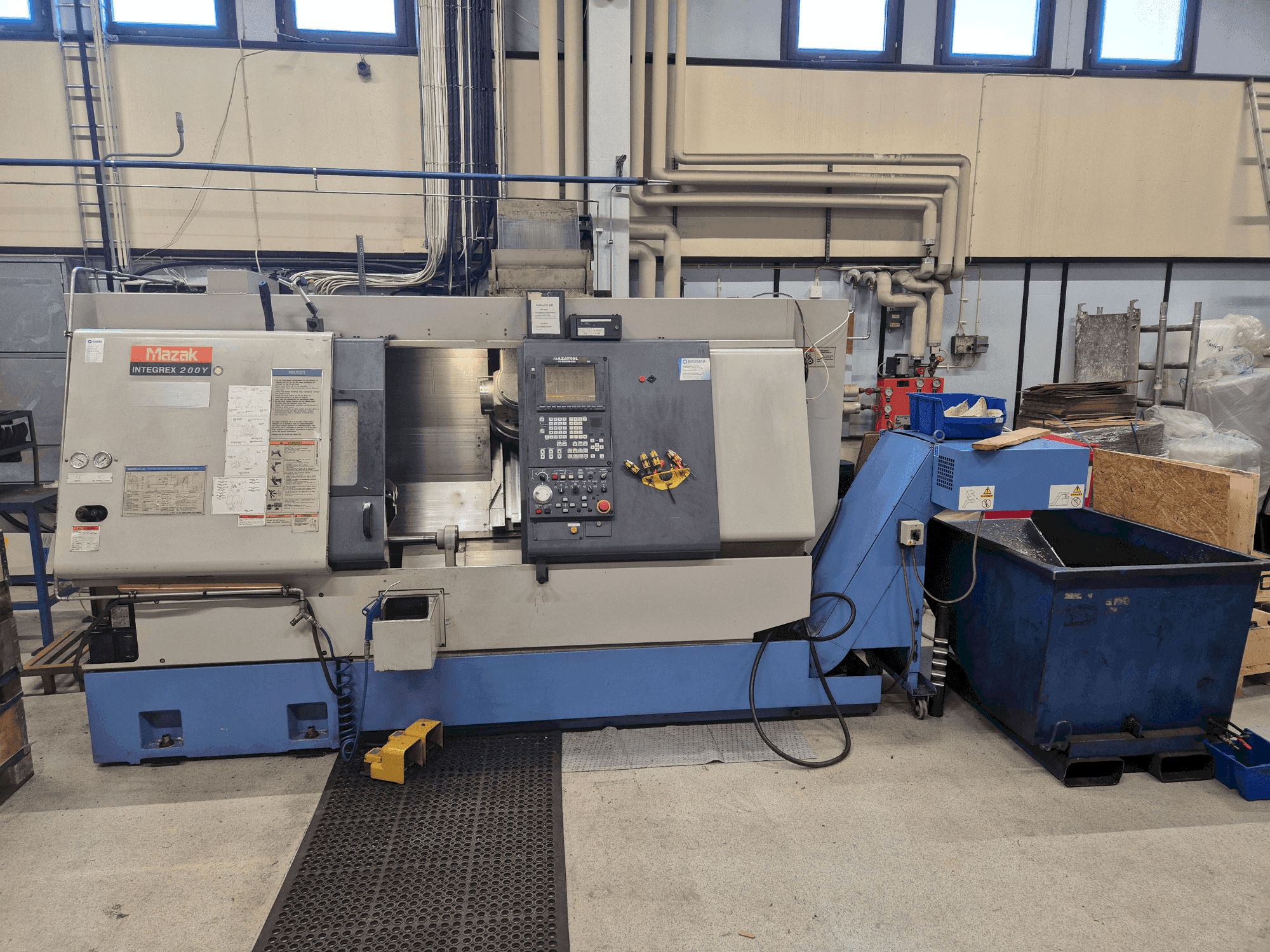 Vista frontale della macchina Mazak Integrex 200Y