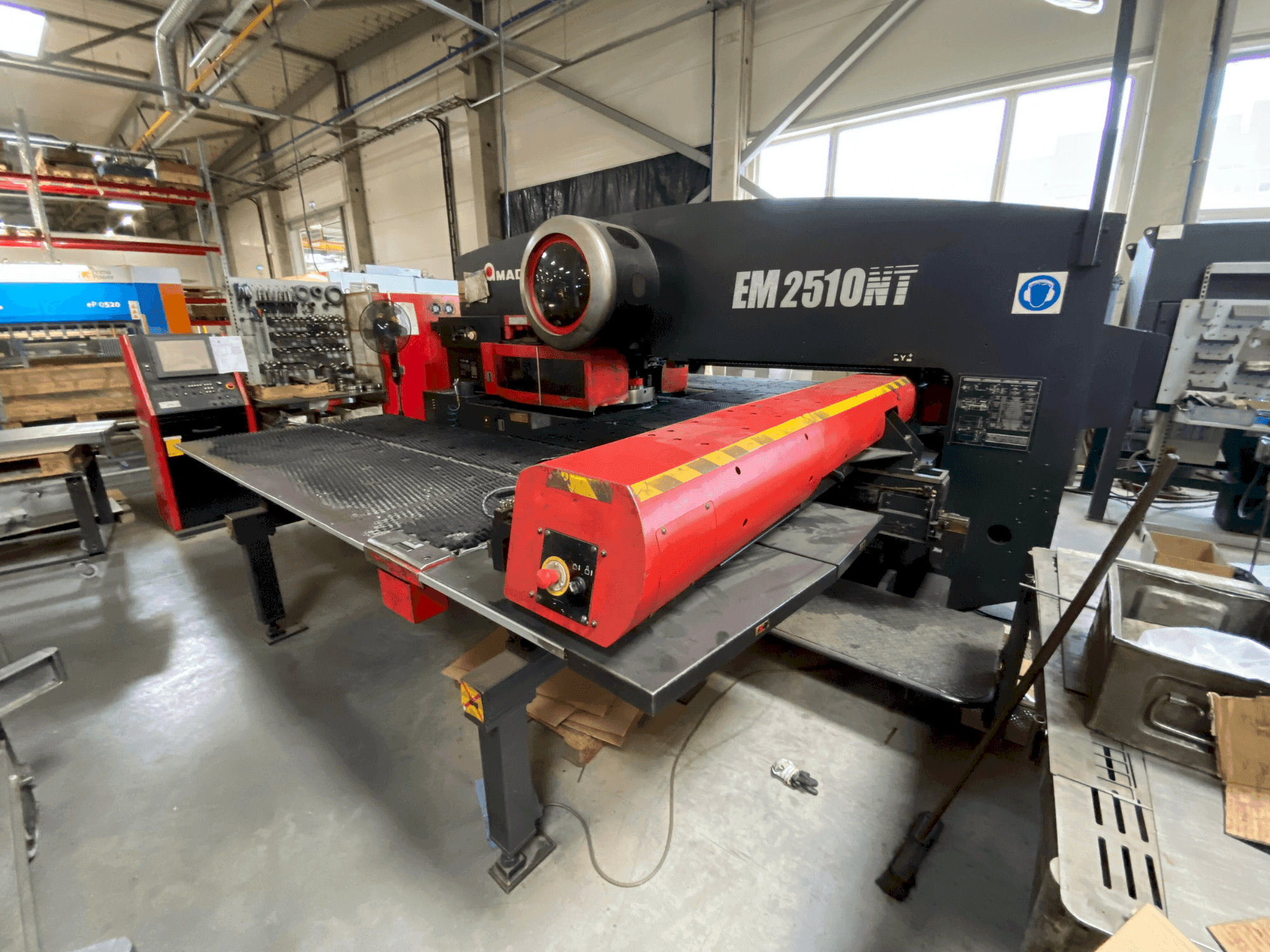 Vista frontale della macchina AMADA EM2510NT