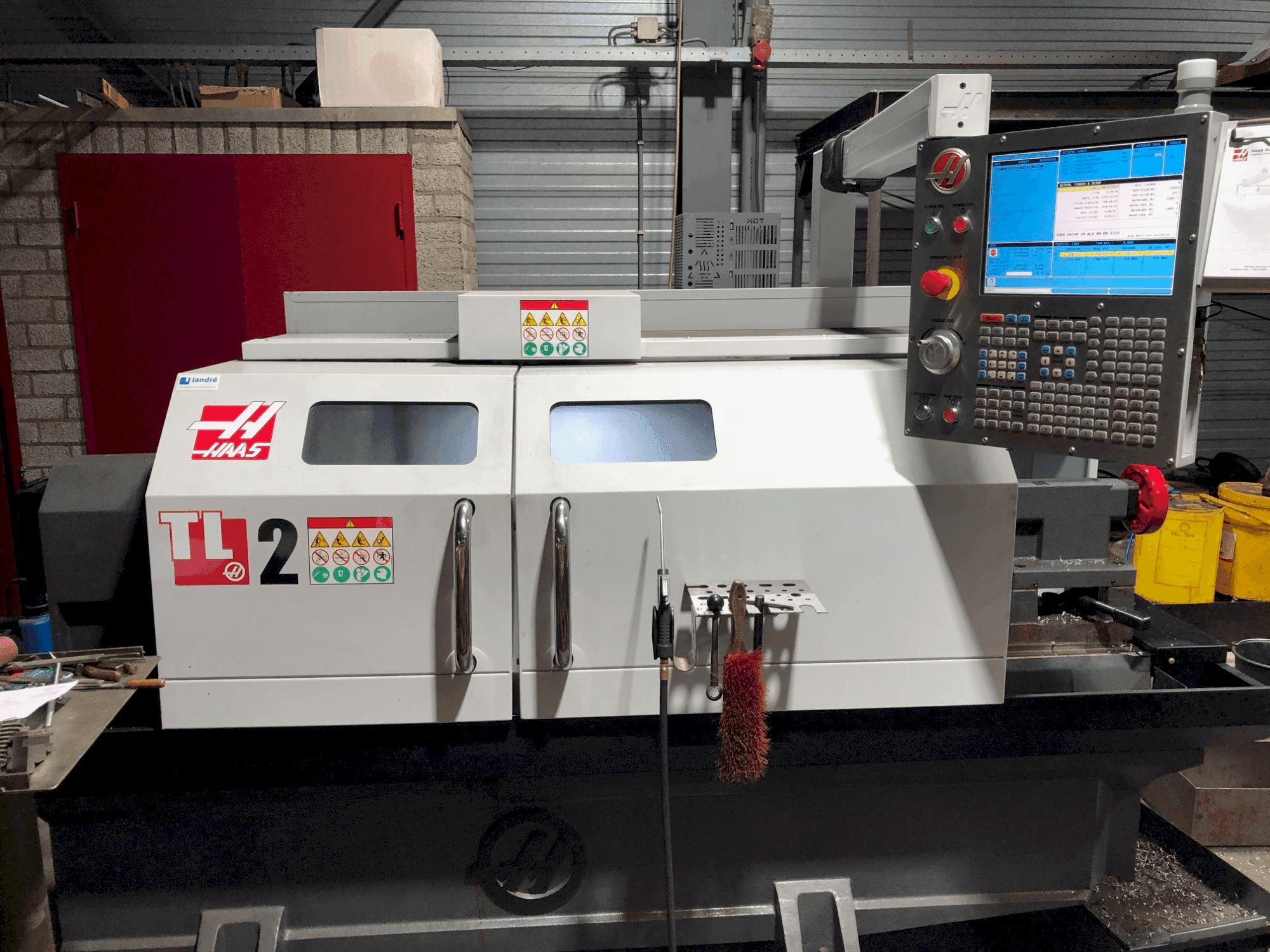 Vista frontale della macchina HAAS TL-2
