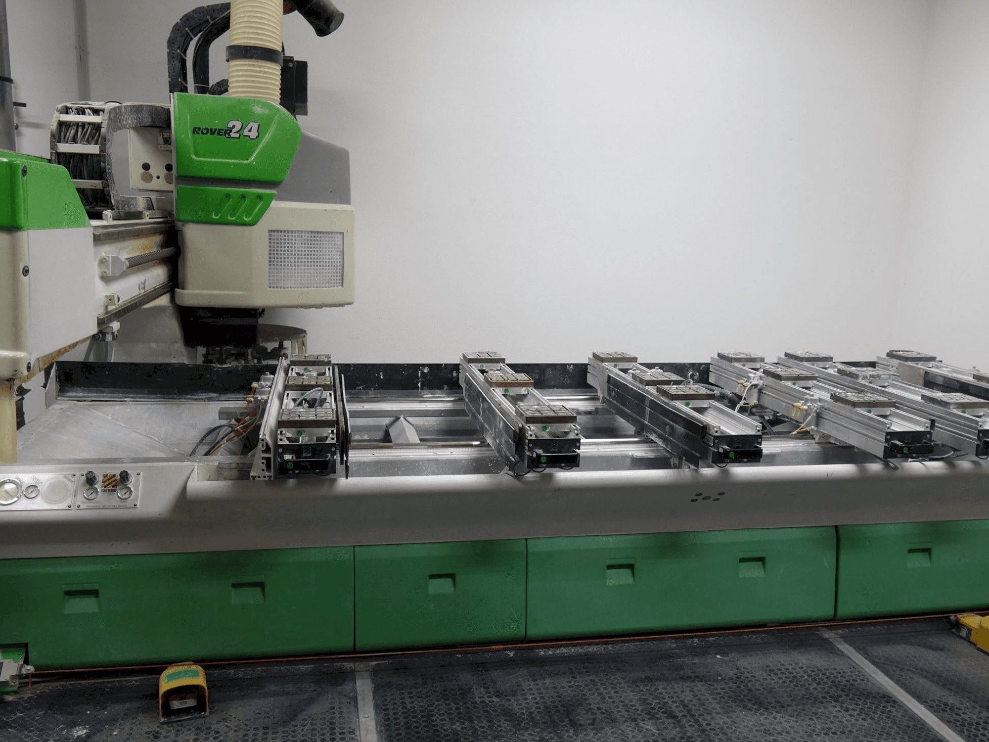 Vista frontale della macchina BIESSE Rover 24 S