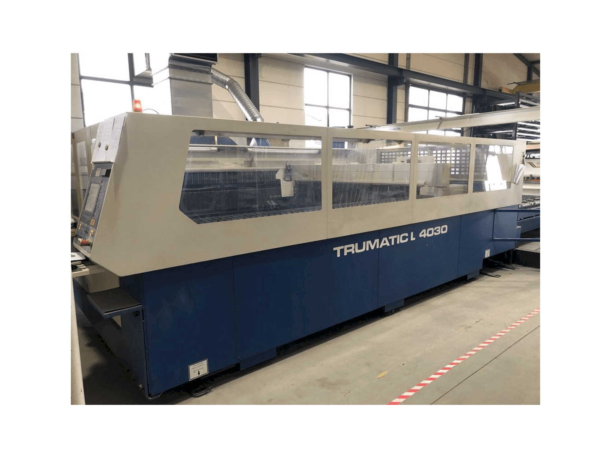 Vista frontale della macchina Trumpf Trumatic L4030