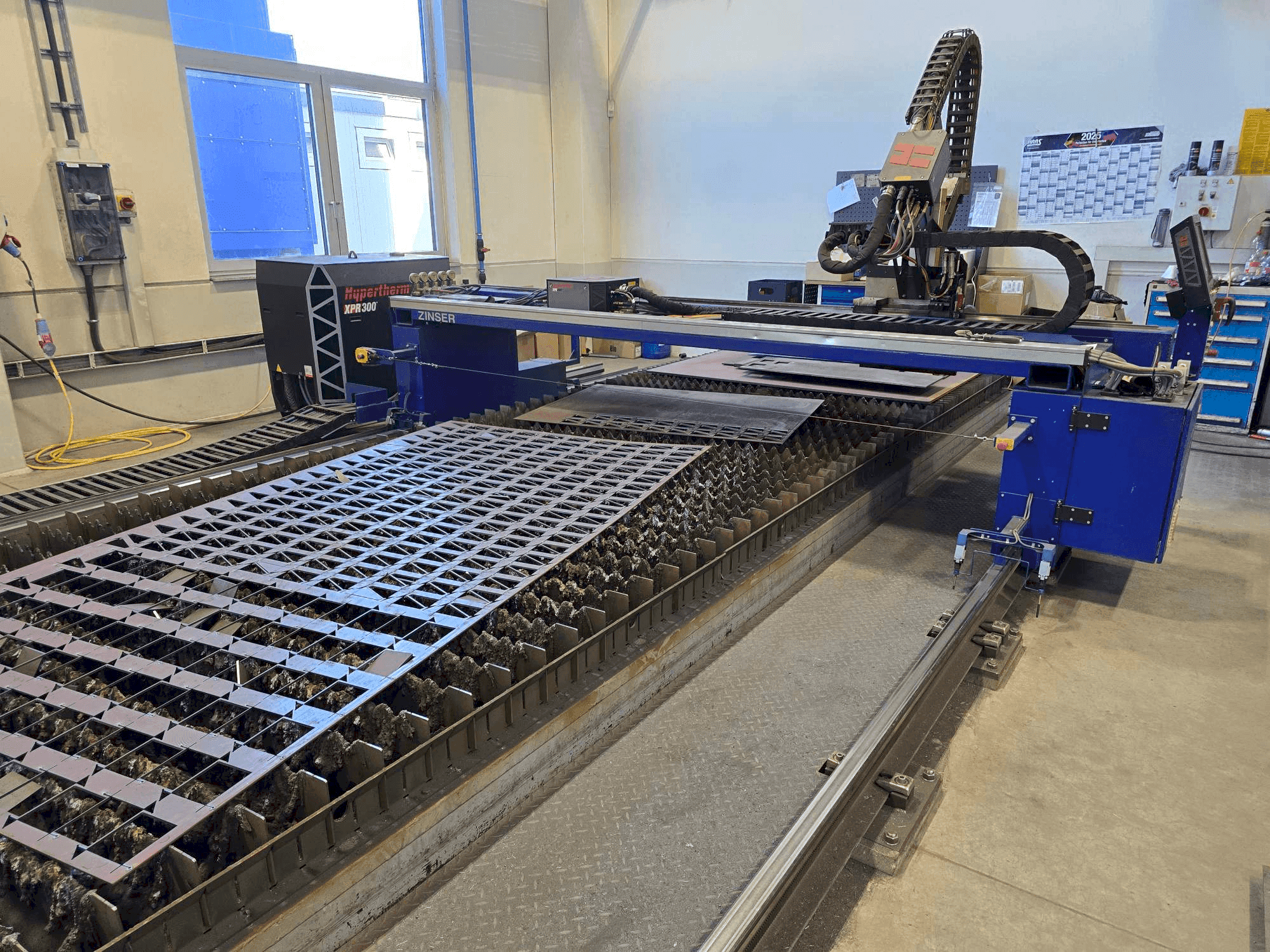 Vista frontale della macchina ZINSER 2425-I/3600