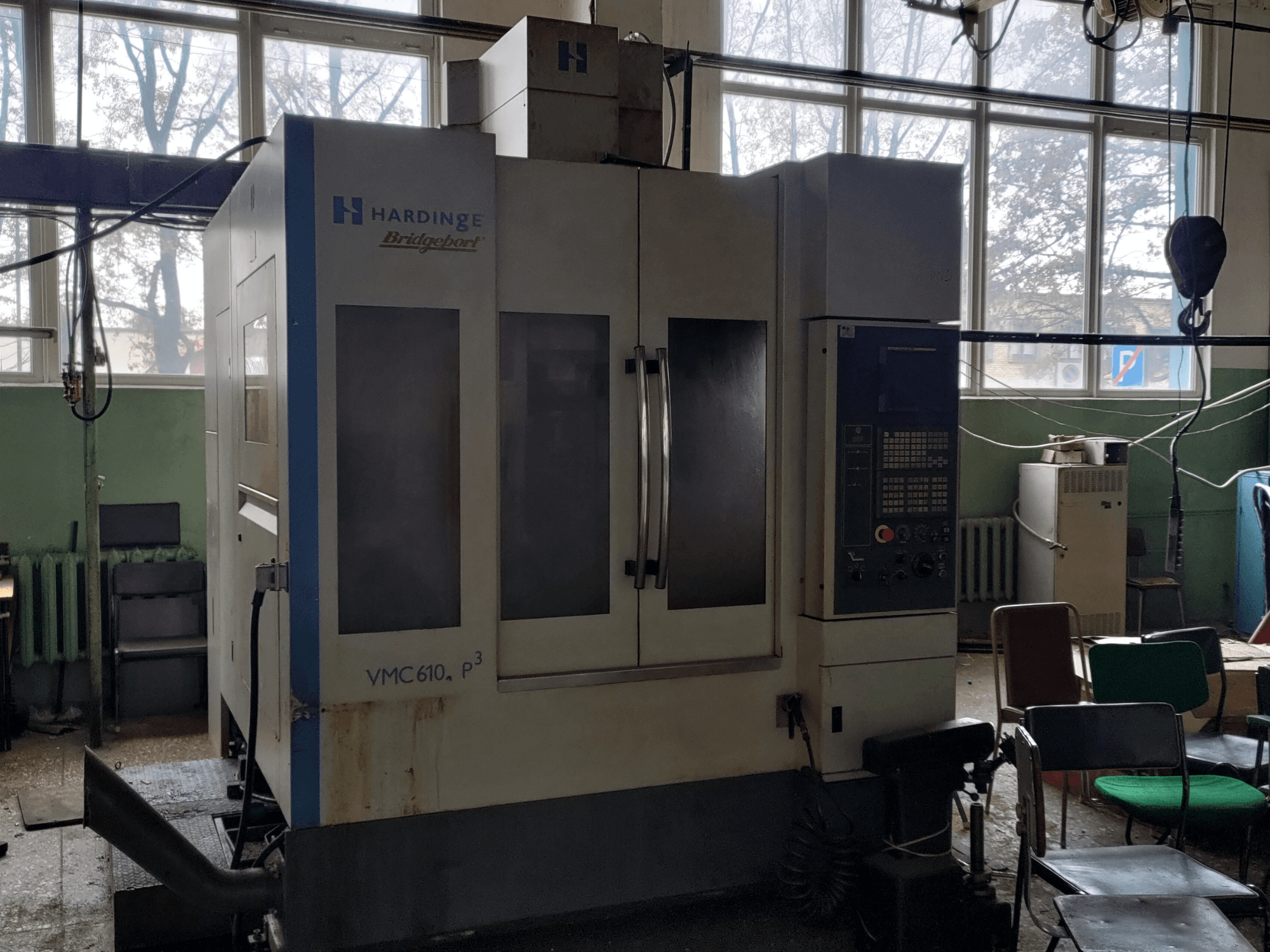 Centro di lavorazione verticale Bridgeport VMC-610 XP3 visto frontalmente, con in primo piano il pannello di controllo e le ampie porte in vetro.
