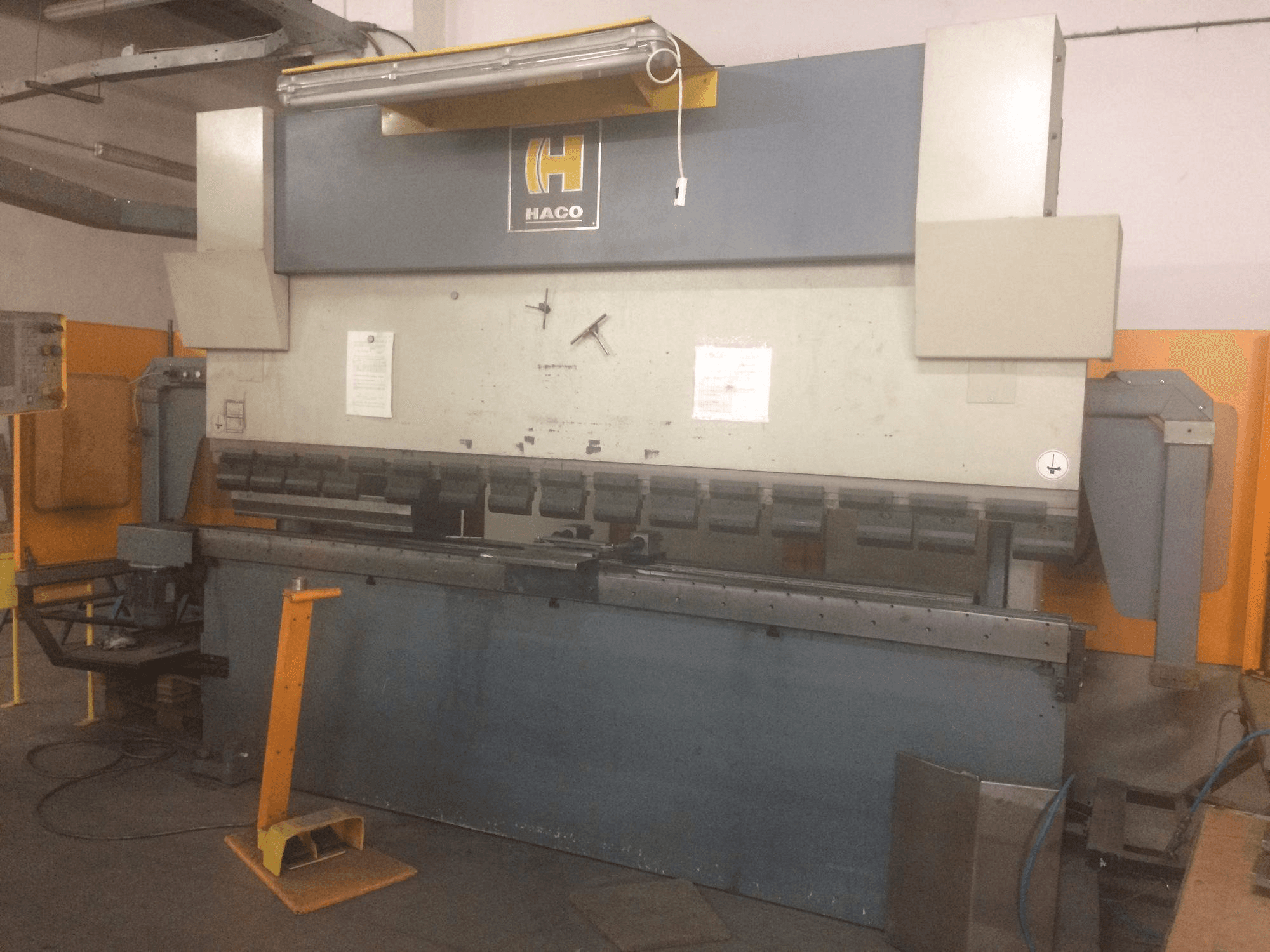 Vista frontale della macchina HACO EMR 30150