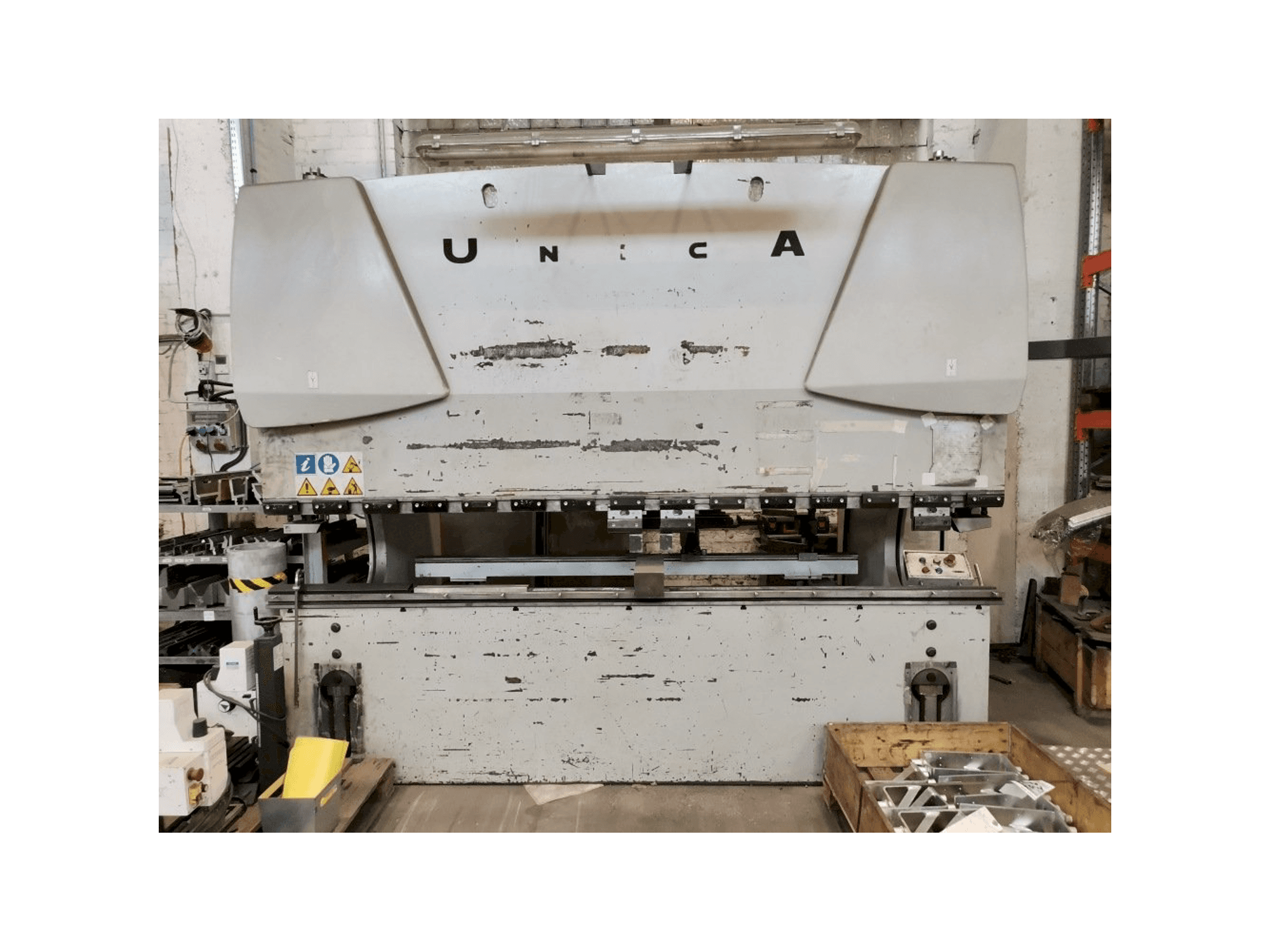 Vista frontale della macchina Warcom UNICA30-100