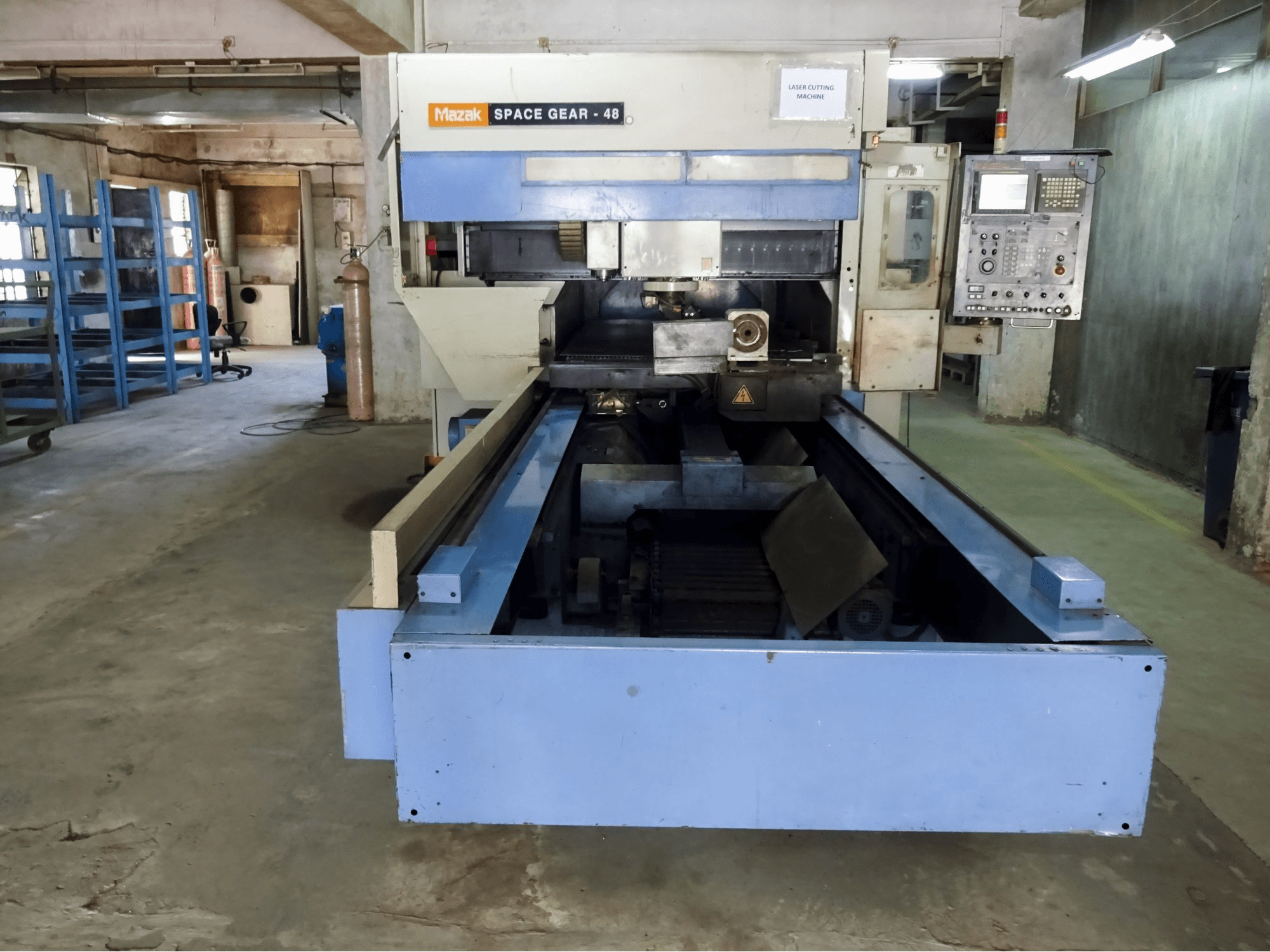 Vista lato destro 1 della macchina Mazak SPACE GEAR-48