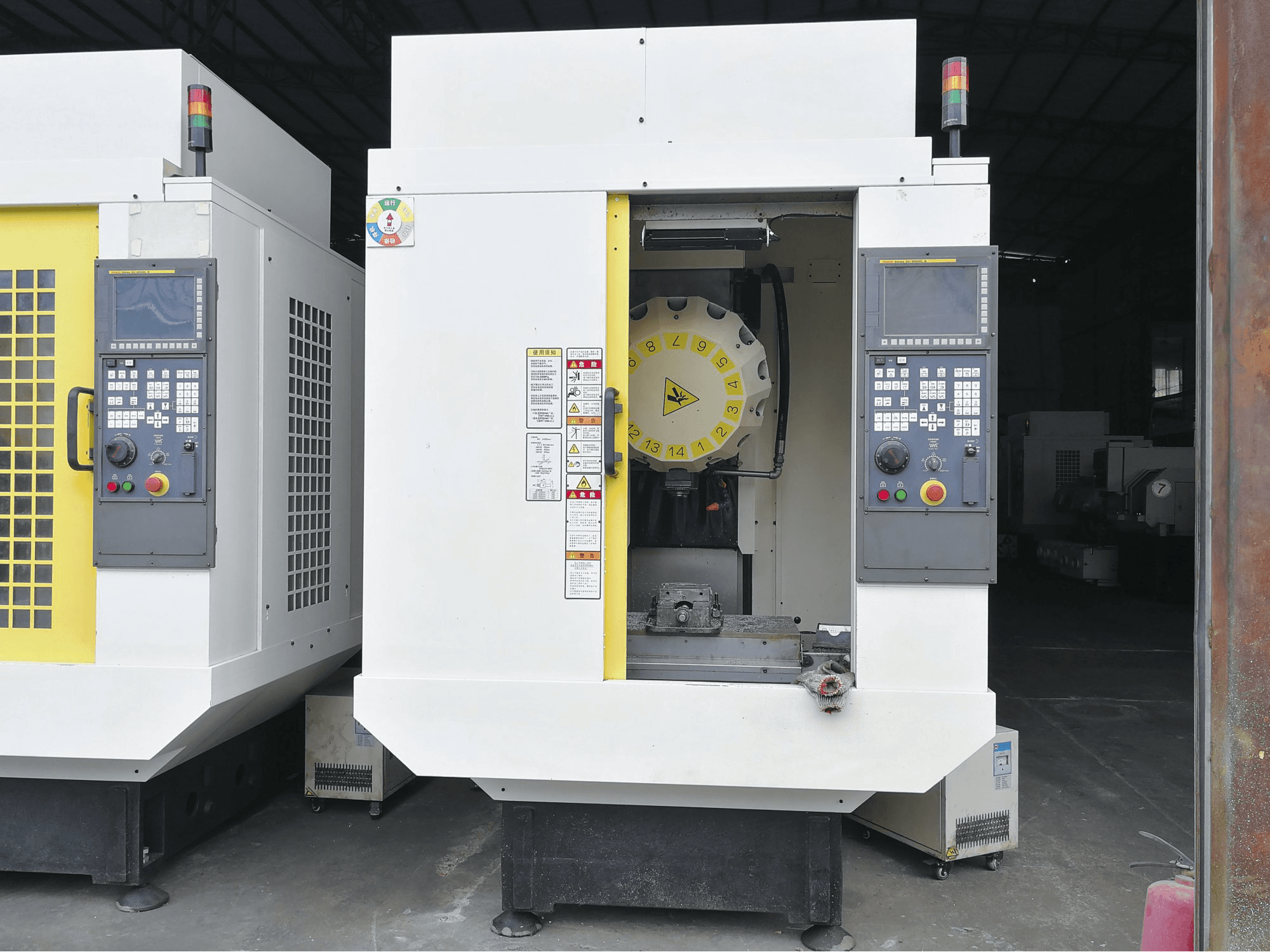 Vista frontale della macchina FANUC α-D14MiA