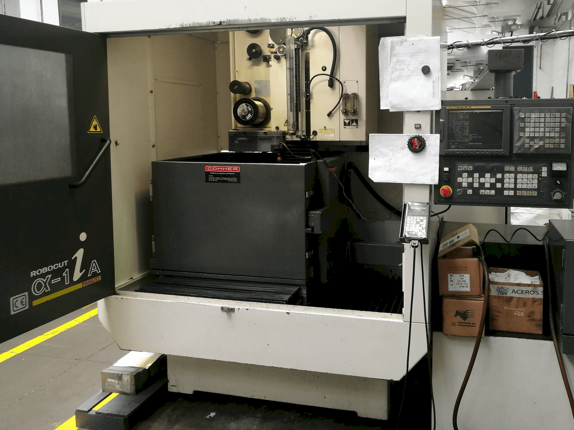 Vista frontale della macchina FANUC Robocut ALPHA -1iA