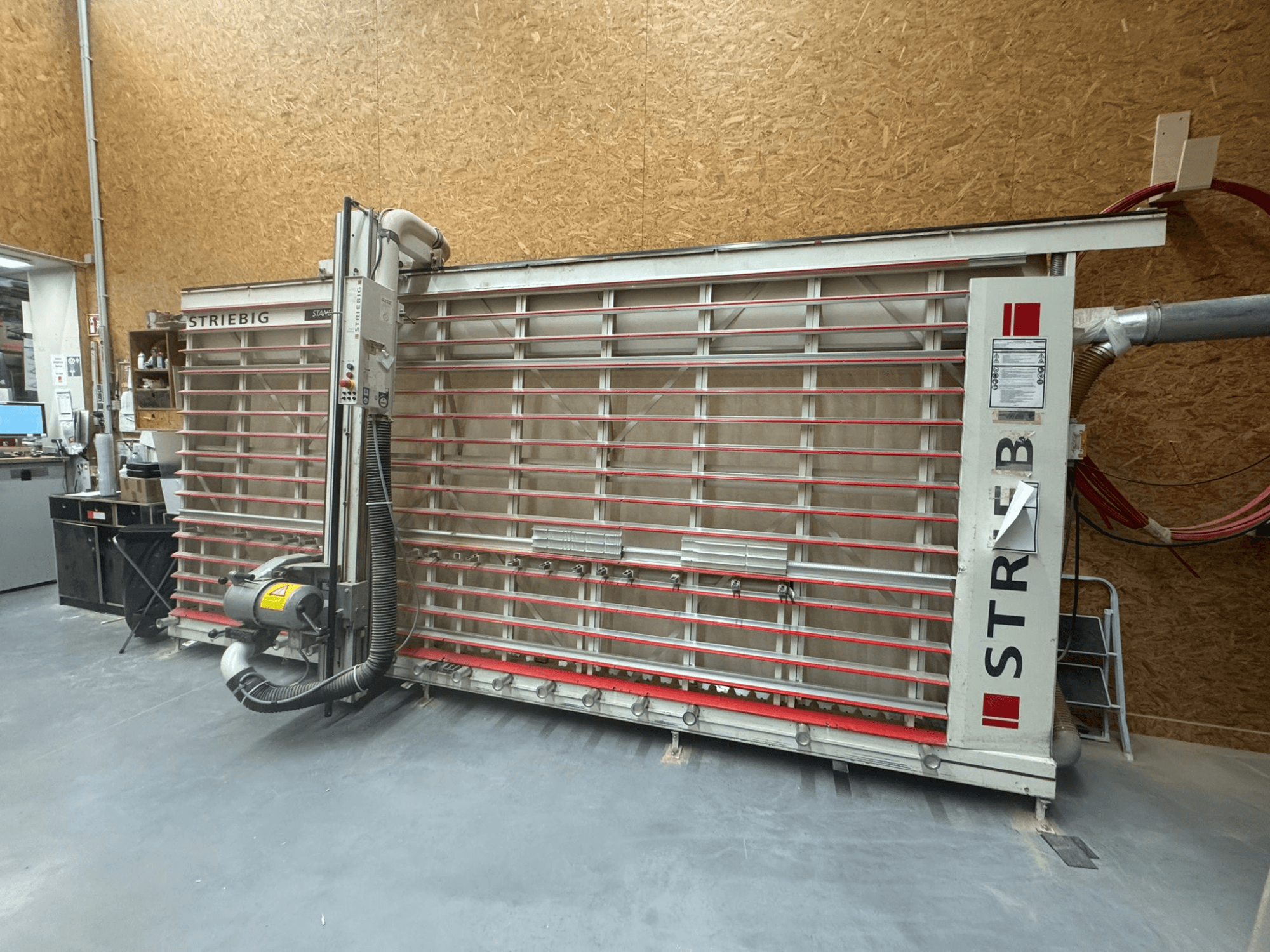 Segatrice per contorni STRIEBIG con una grande lama verticale, vista laterale che mostra l'aspirazione della polvere e il pannello di controllo. Ideale per la lavorazione del legno.