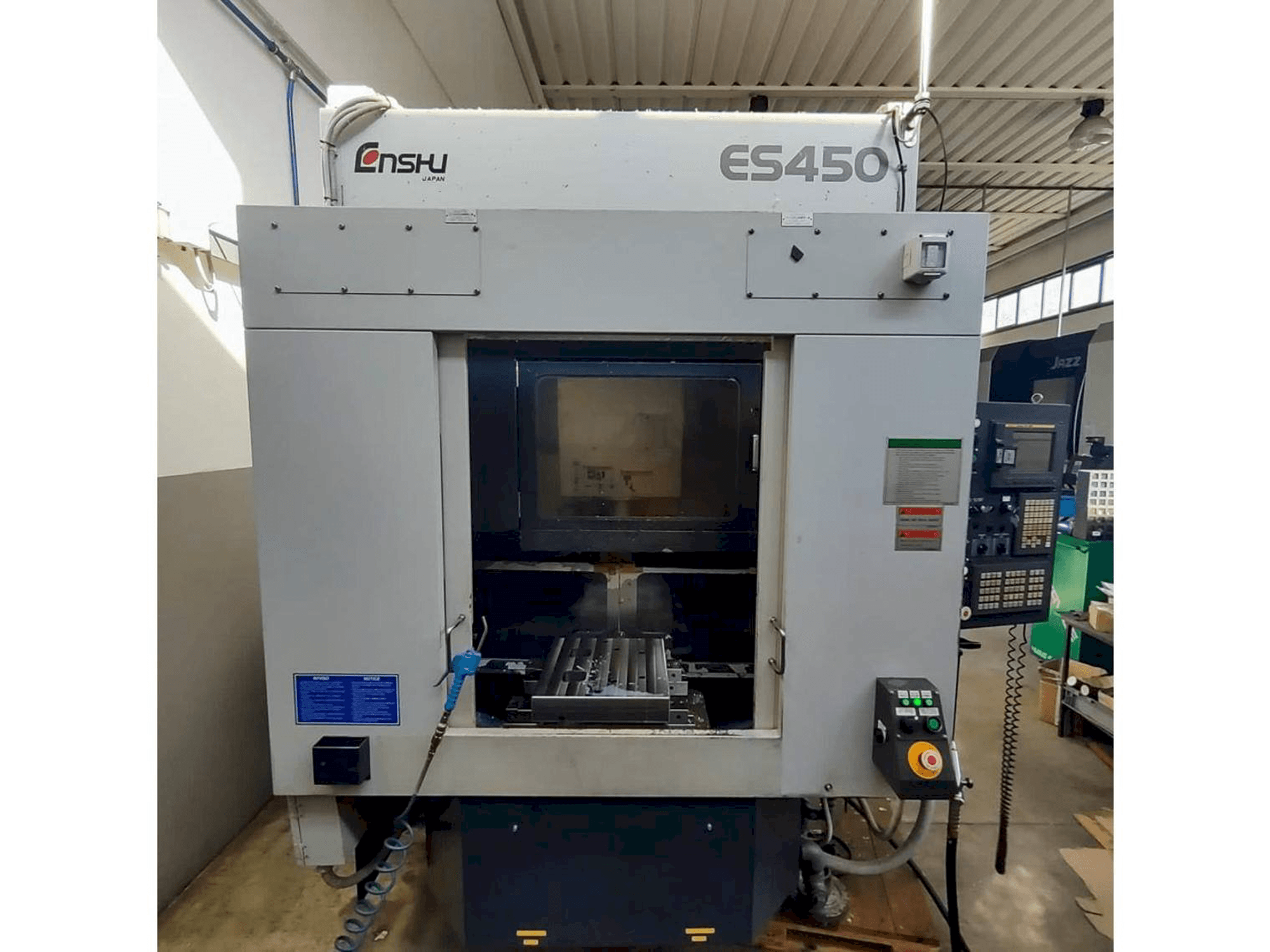 Vista frontale della macchina Enshu ES450