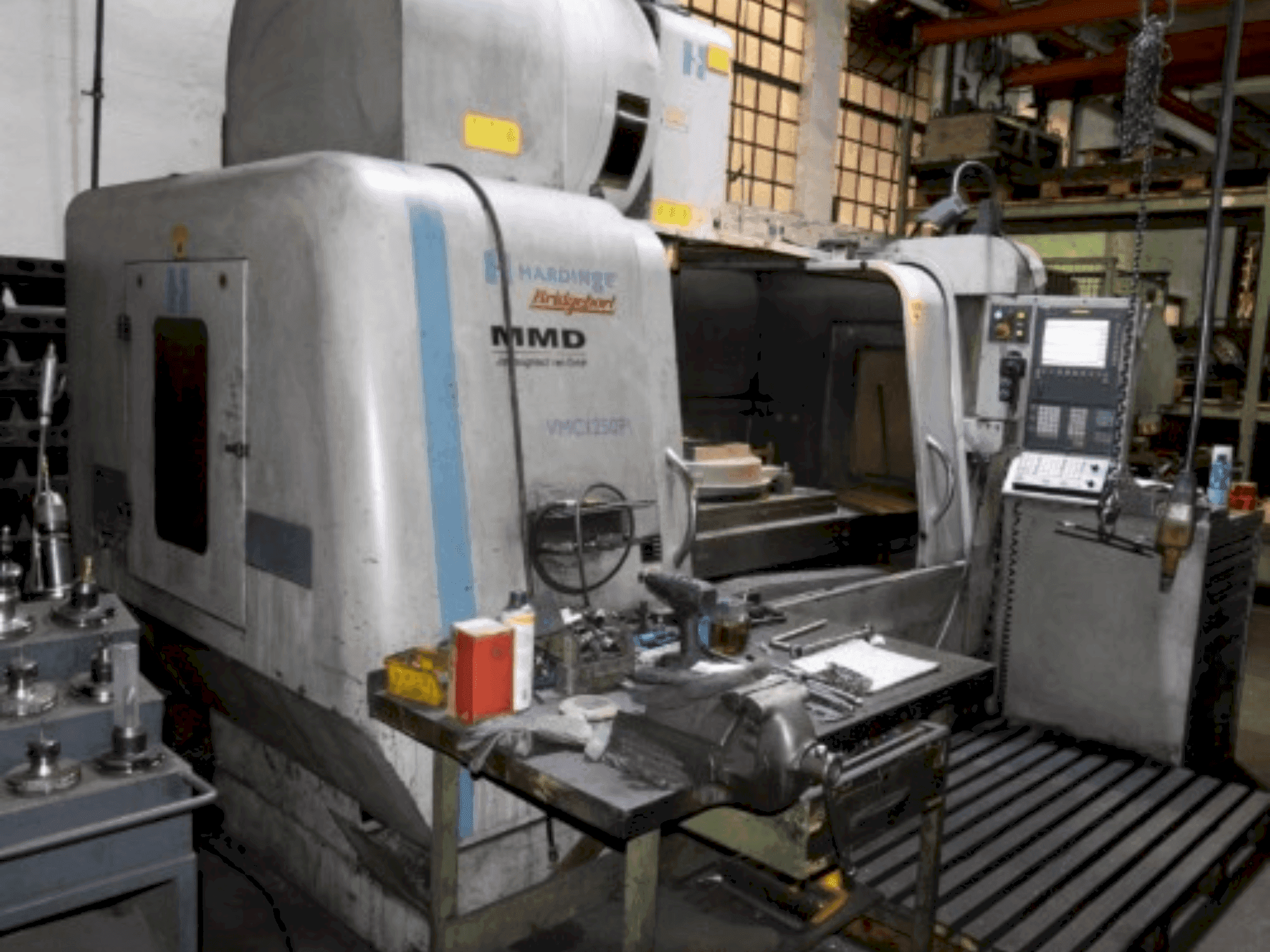 Vista frontale della macchina Hardinge Bridgeport MMD VMC1250 P3