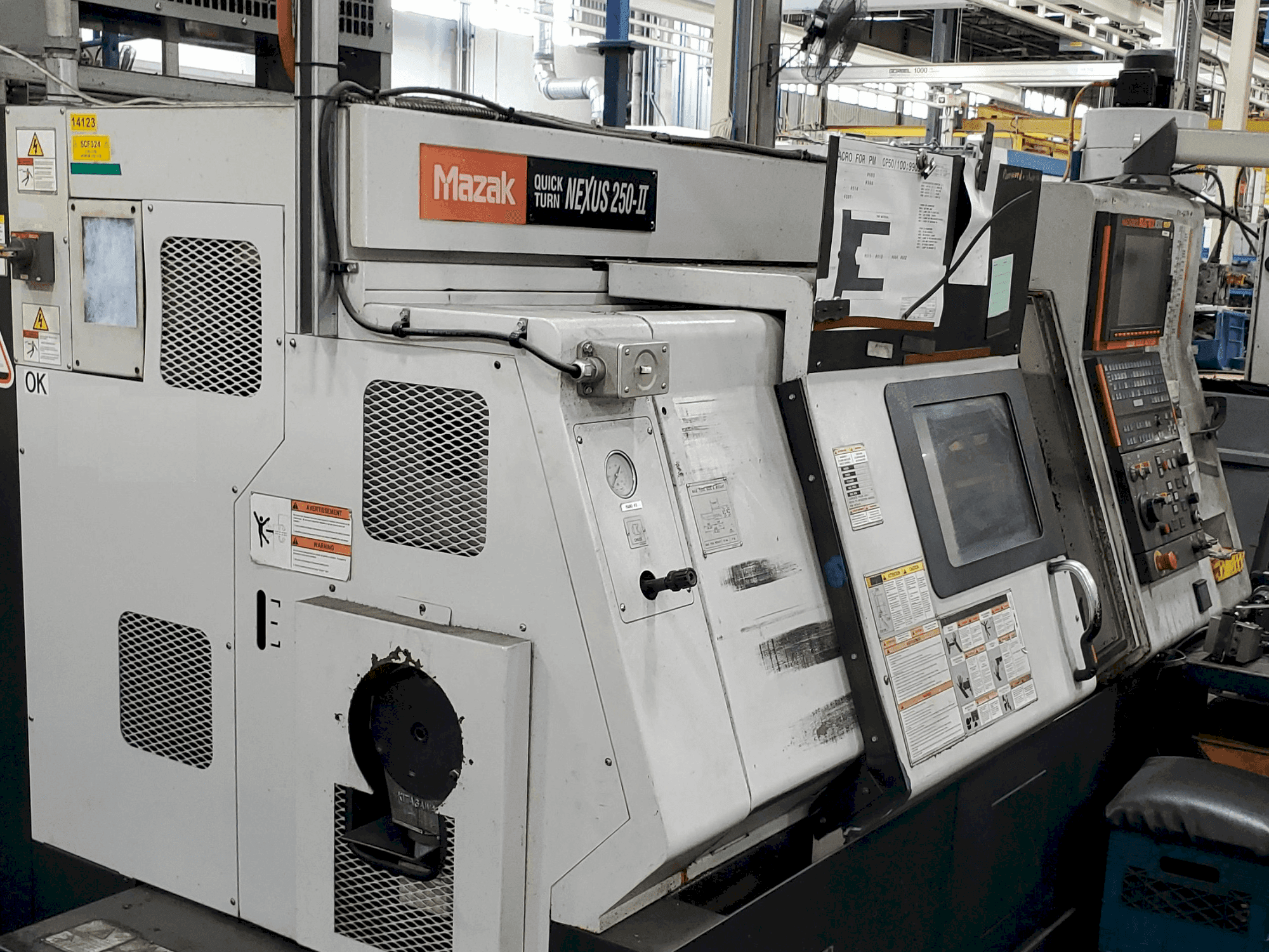 Vista frontale della macchina Mazak QTN 250-II