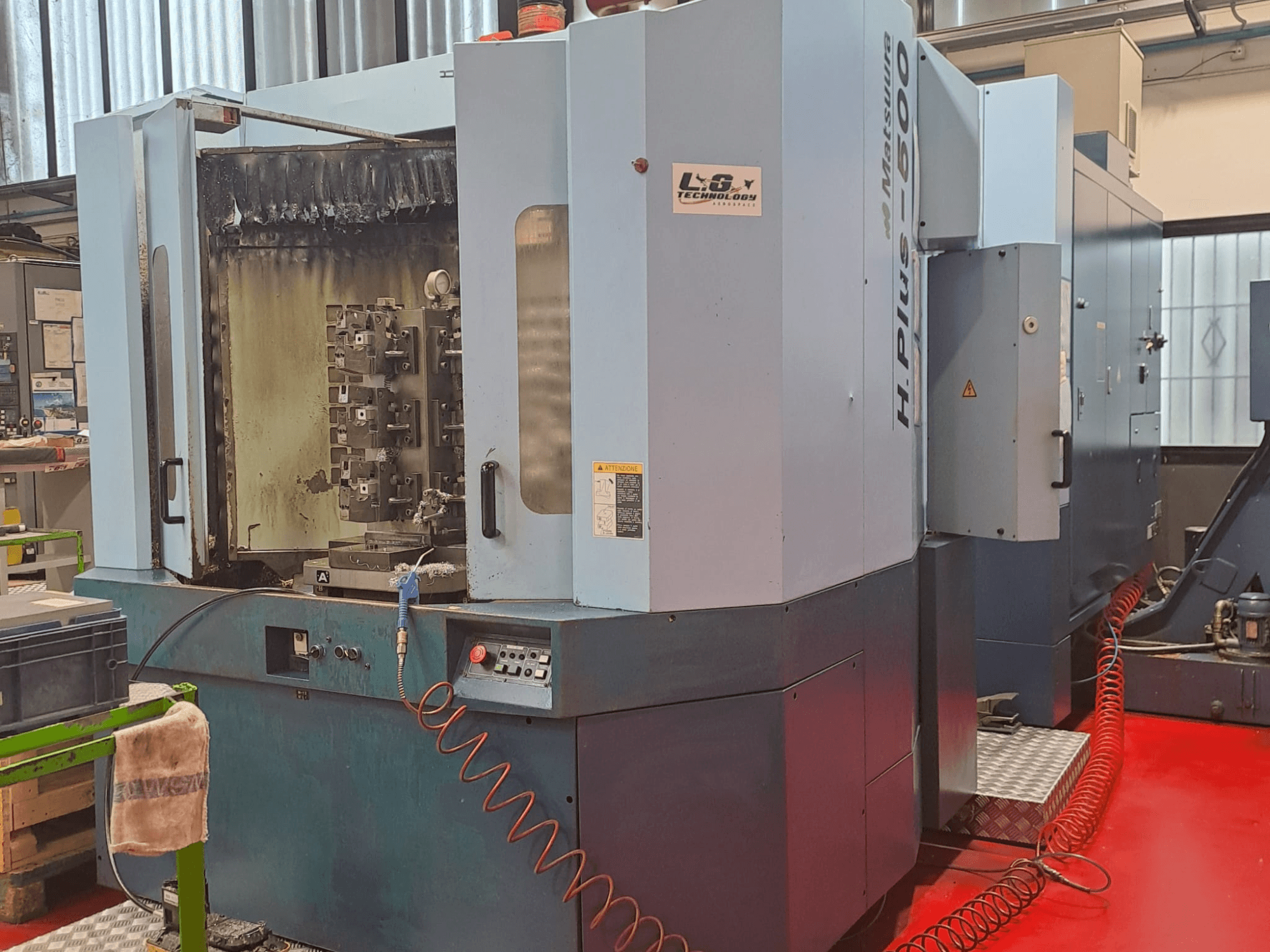 Centro di lavoro orizzontale Matsuura H.PLUS-500, vista laterale, con comandi e mandrino con segni di usura visibili.