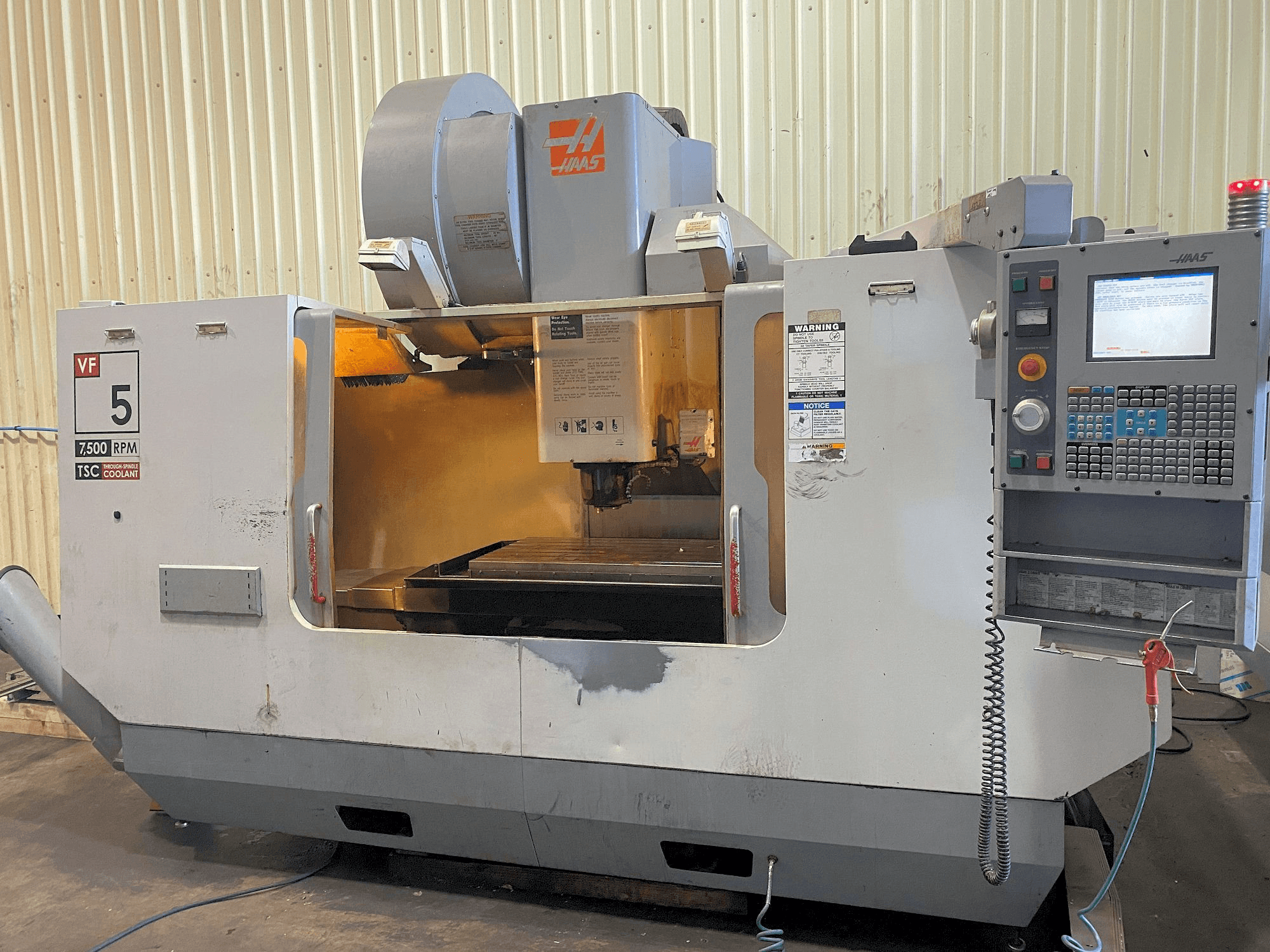 Vista frontale della macchina HAAS VF-5/50HE