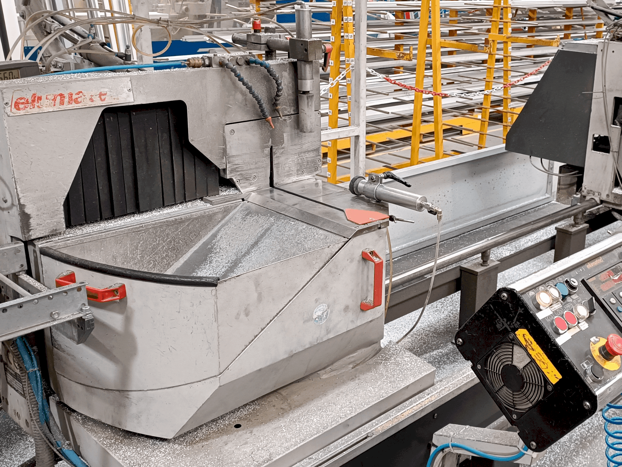 Vista frontale della macchina Elumatec DG 104/02 E255