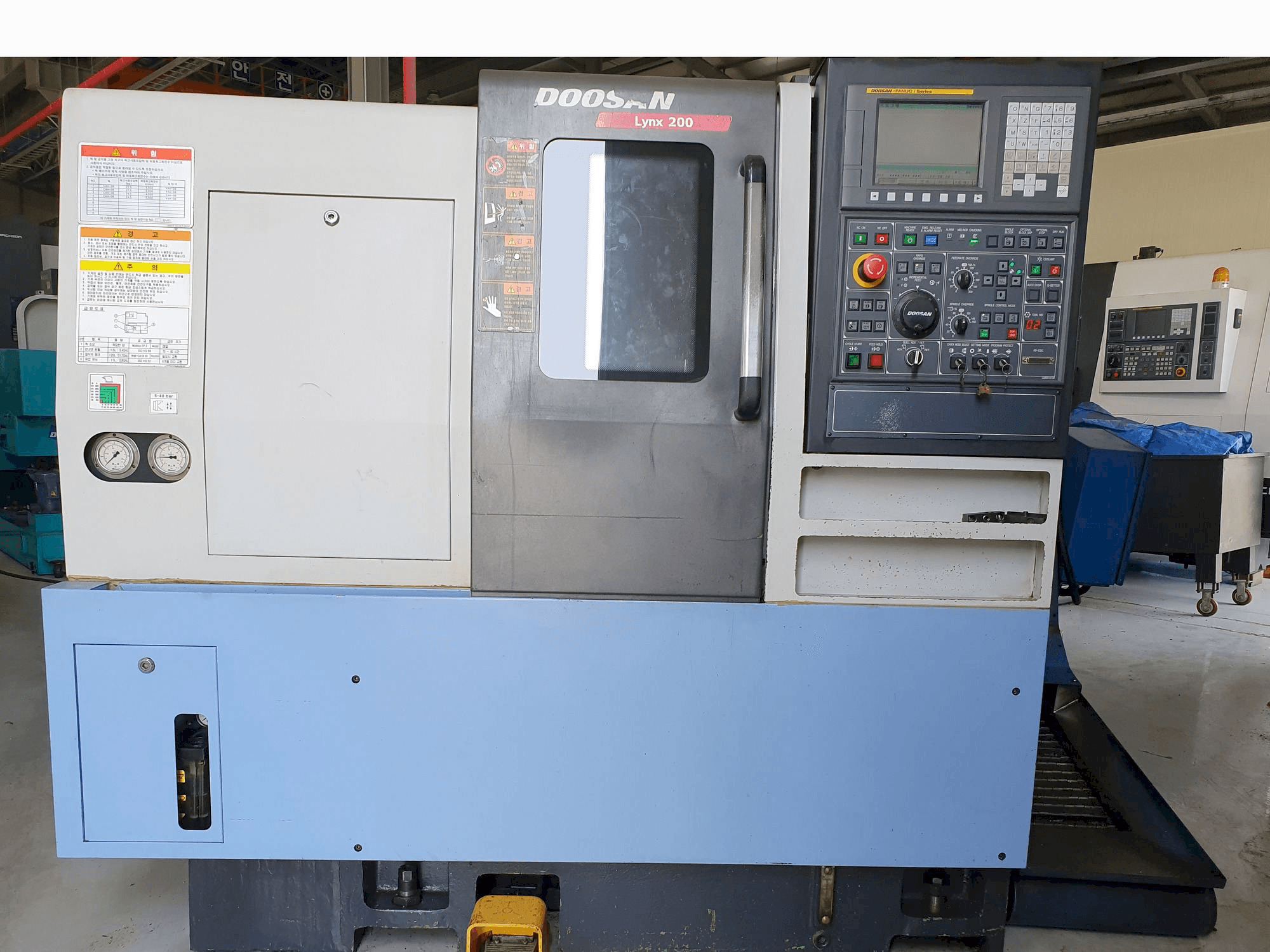 Vista frontale della macchina Doosan LYNX 200 A