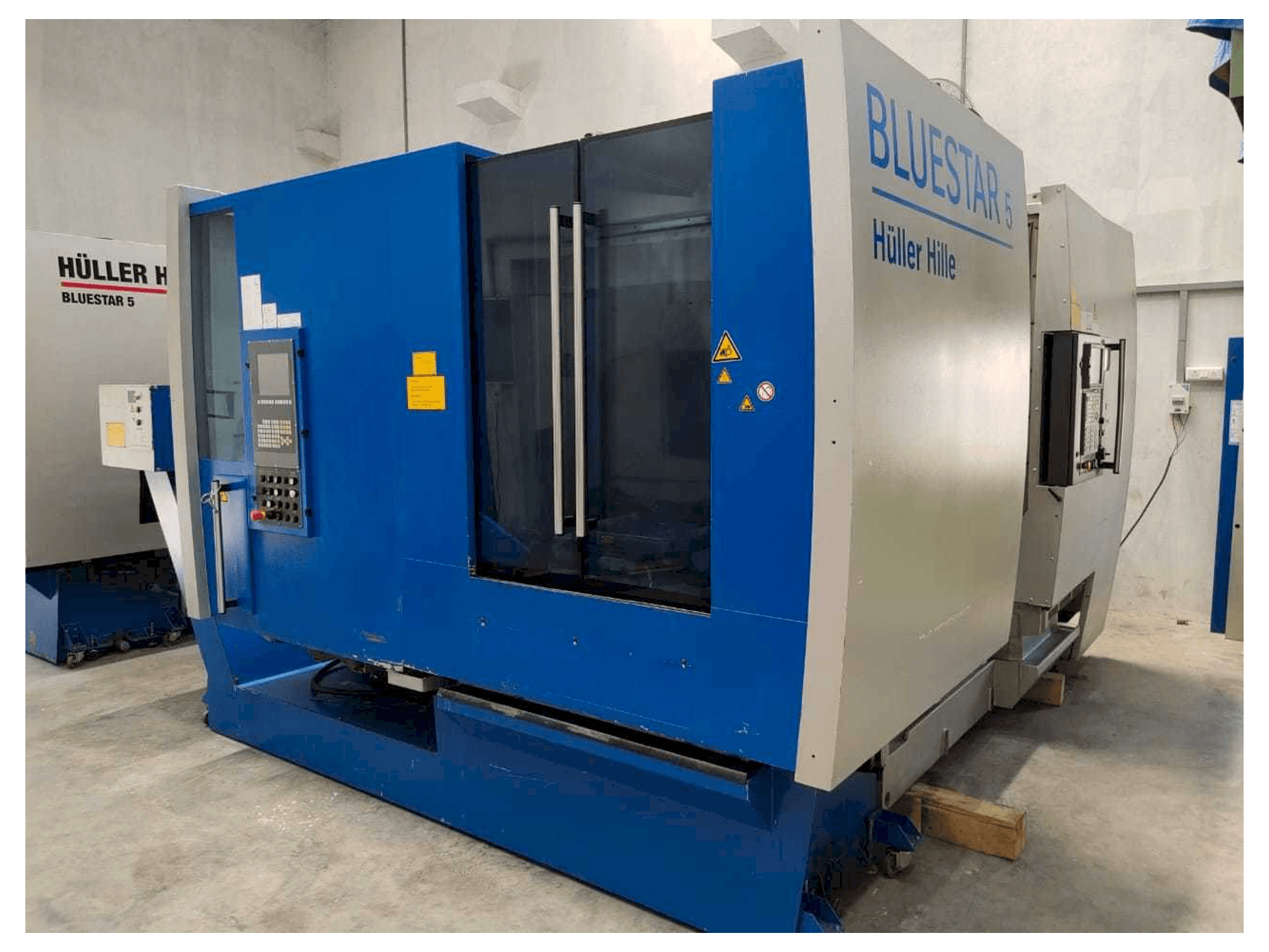 Vista frontale della macchina Hueller Hille Bluestar 5