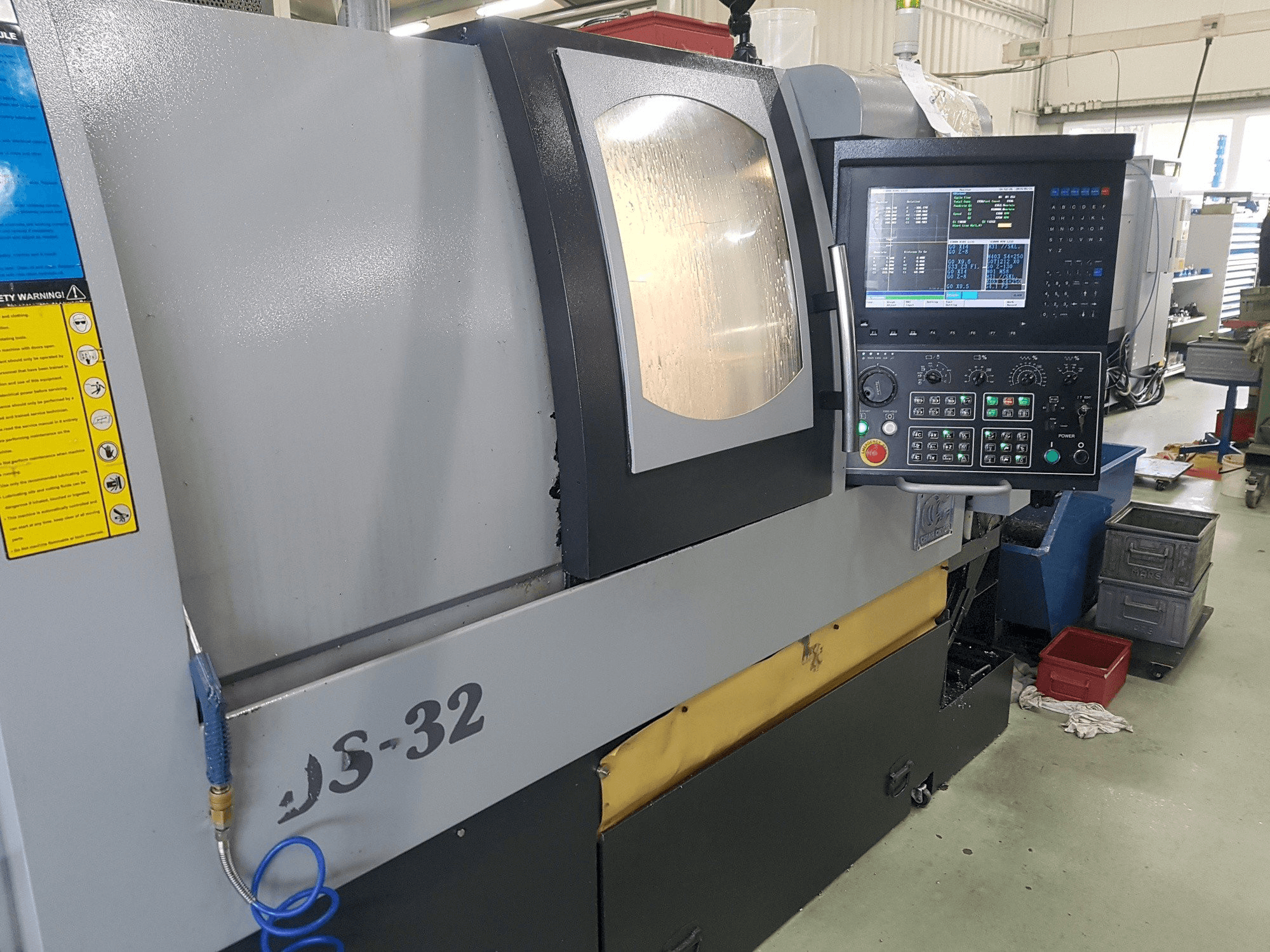 Vista frontale della macchina Chiah-Chyun CDS-32