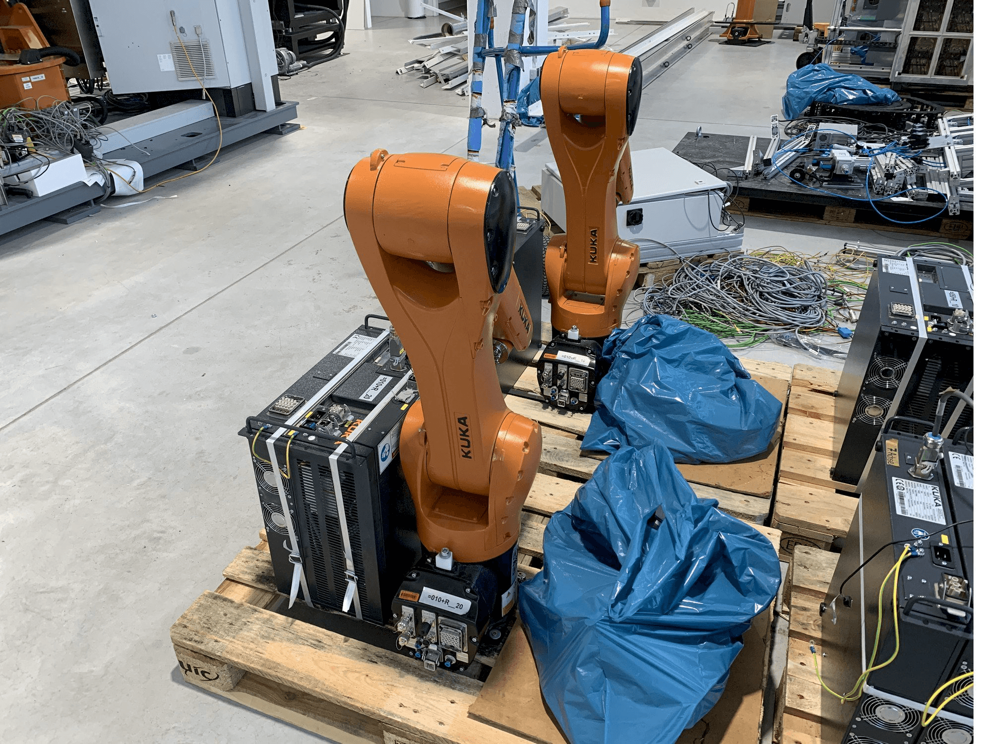 Vista frontale della macchina KUKA KR10 R1100 with KR C4 COMPACT Controller