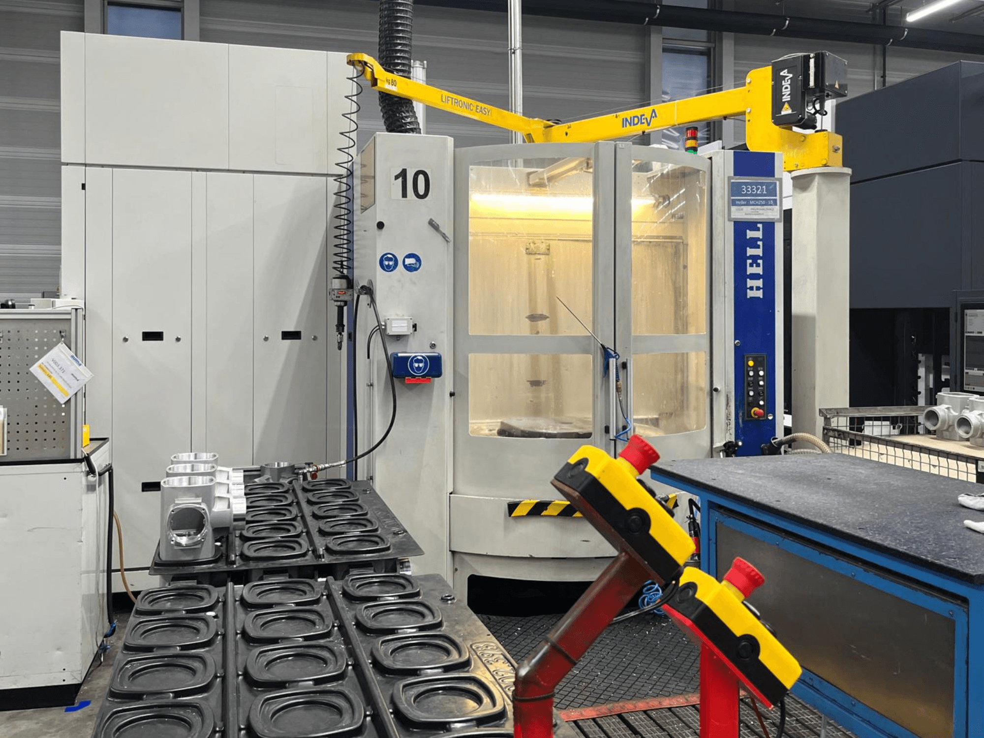 Centro di lavoro orizzontale HELLER MCH 250 in vista frontale, con parti in alluminio e pulsanti di controllo visibili sul lato.