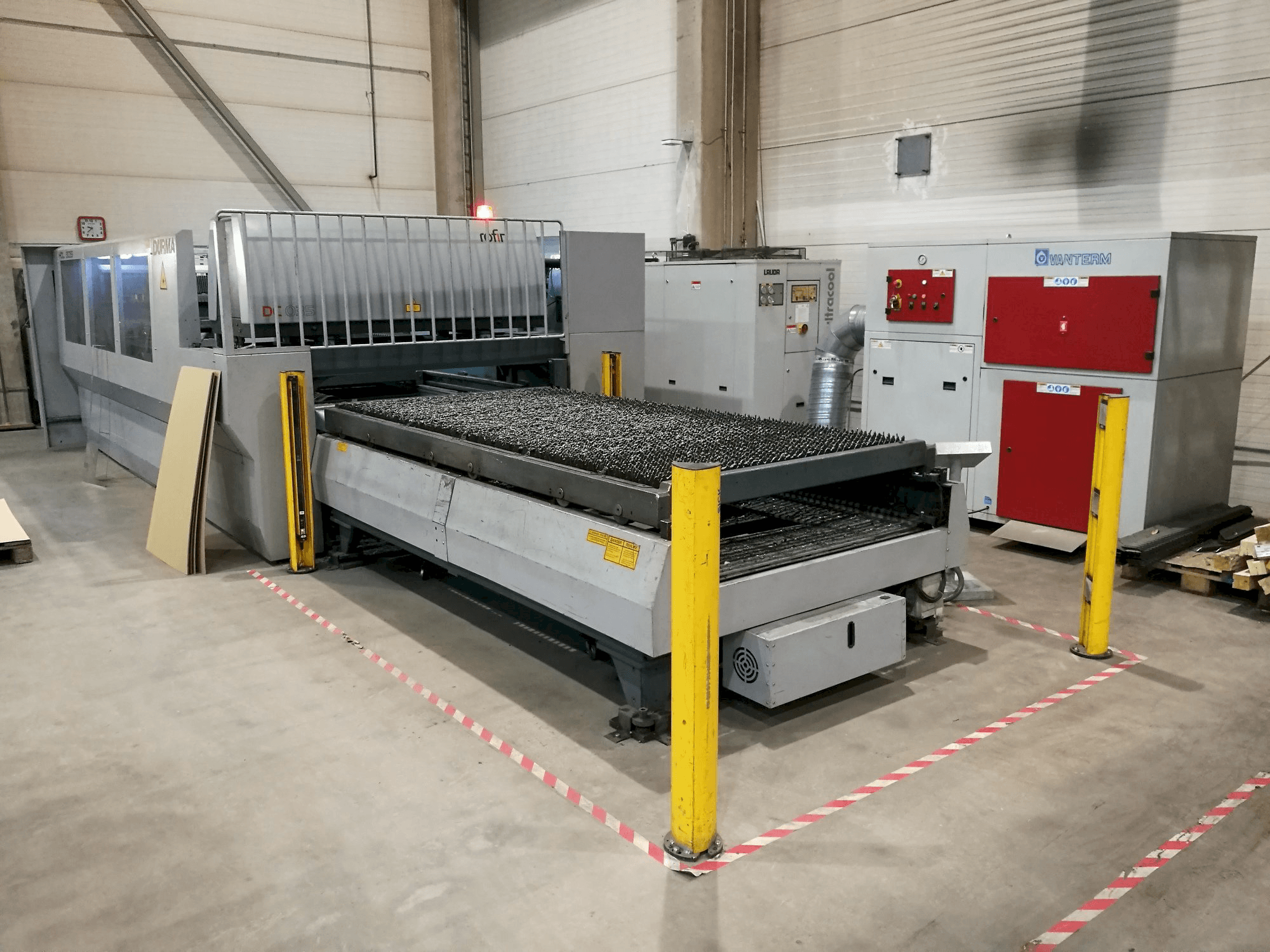 Vista laterale sinistra della macchina Durma HDL 3015